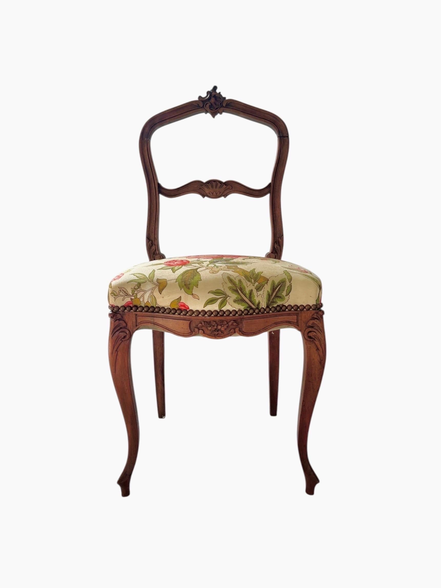 Affascinante sedia Luigi XV in legno e tessuto floreale colorato. Il retro è traforato e decorato con volute, rocaille, fiori e foglie d'acanto.
La seduta è rivestita in tessuto con una decorazione a rose floreali.
La base è curva.

Francia - XIX