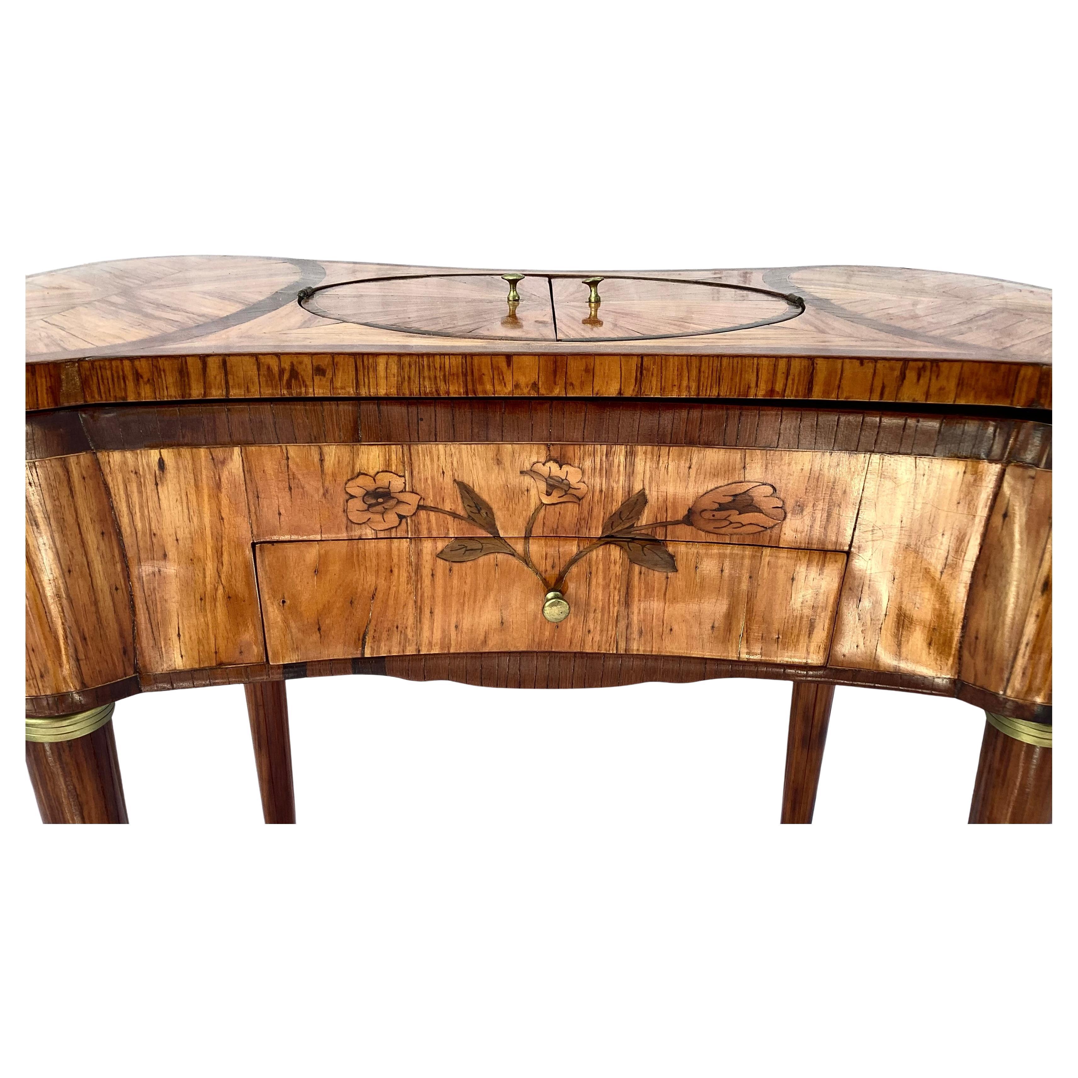 Table de travail Louis XV avec marqueterie et plateau pivotant en vente 4