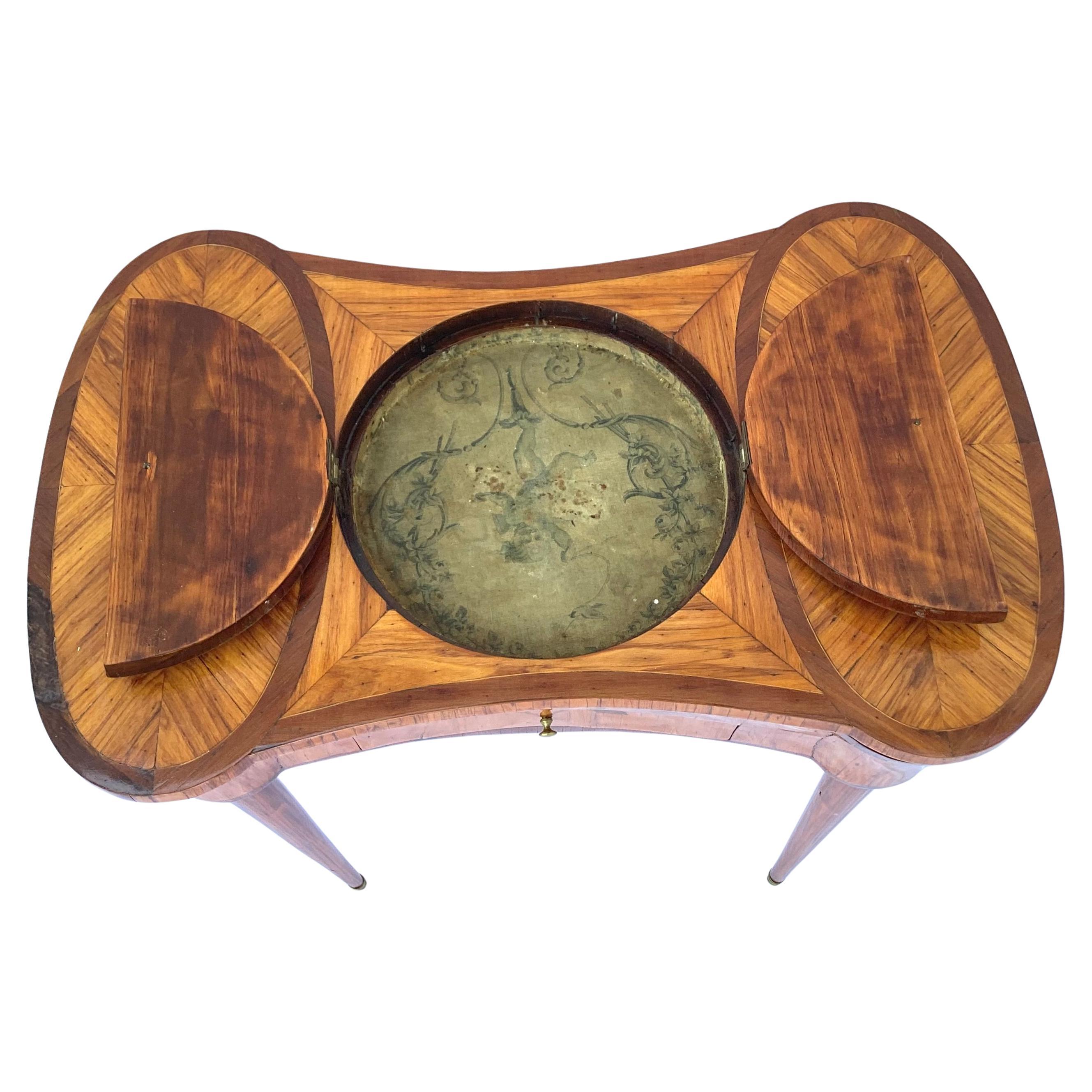 Français Table de travail Louis XV avec marqueterie et plateau pivotant en vente