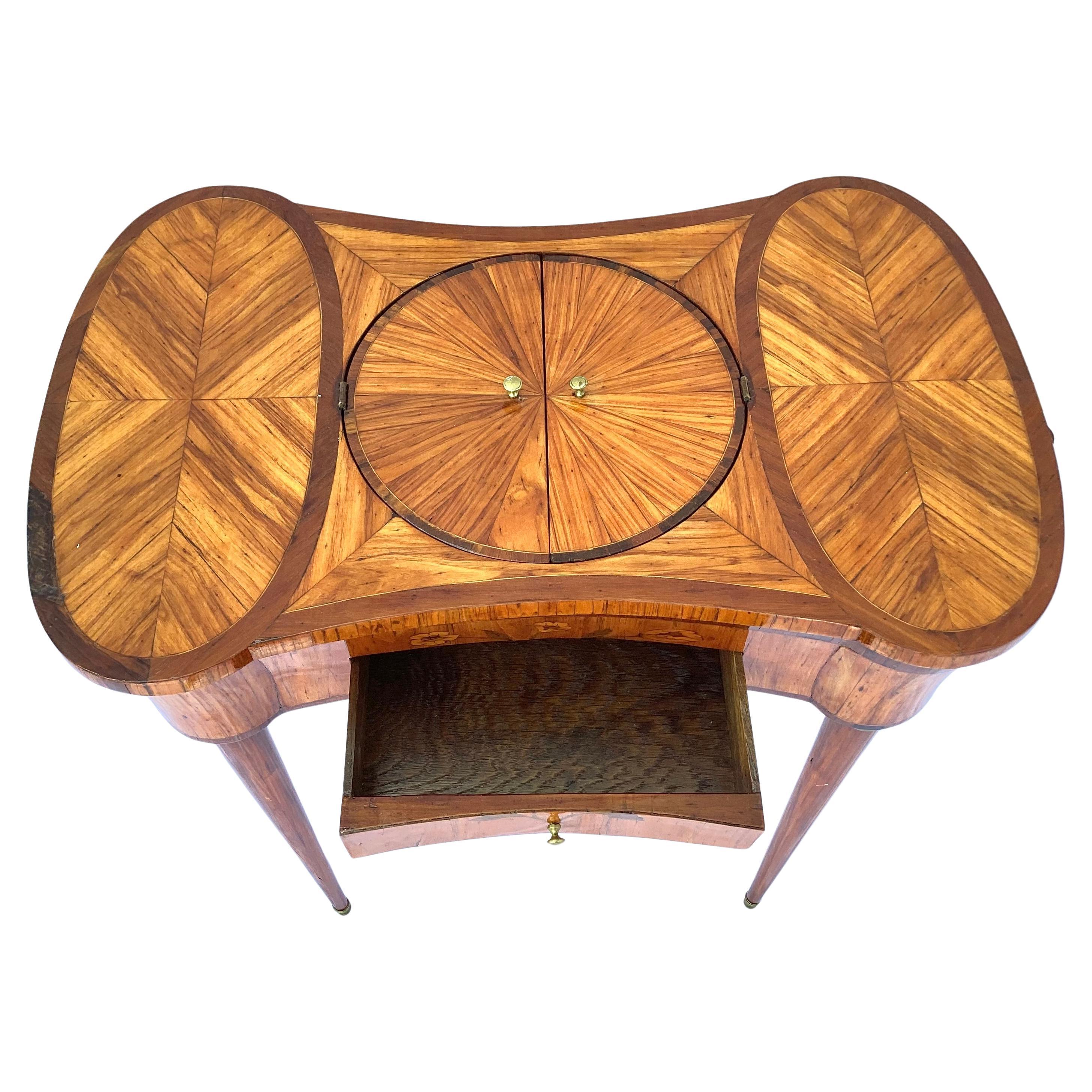 Table de travail Louis XV avec marqueterie et plateau pivotant Bon état - En vente à Bradenton, FL