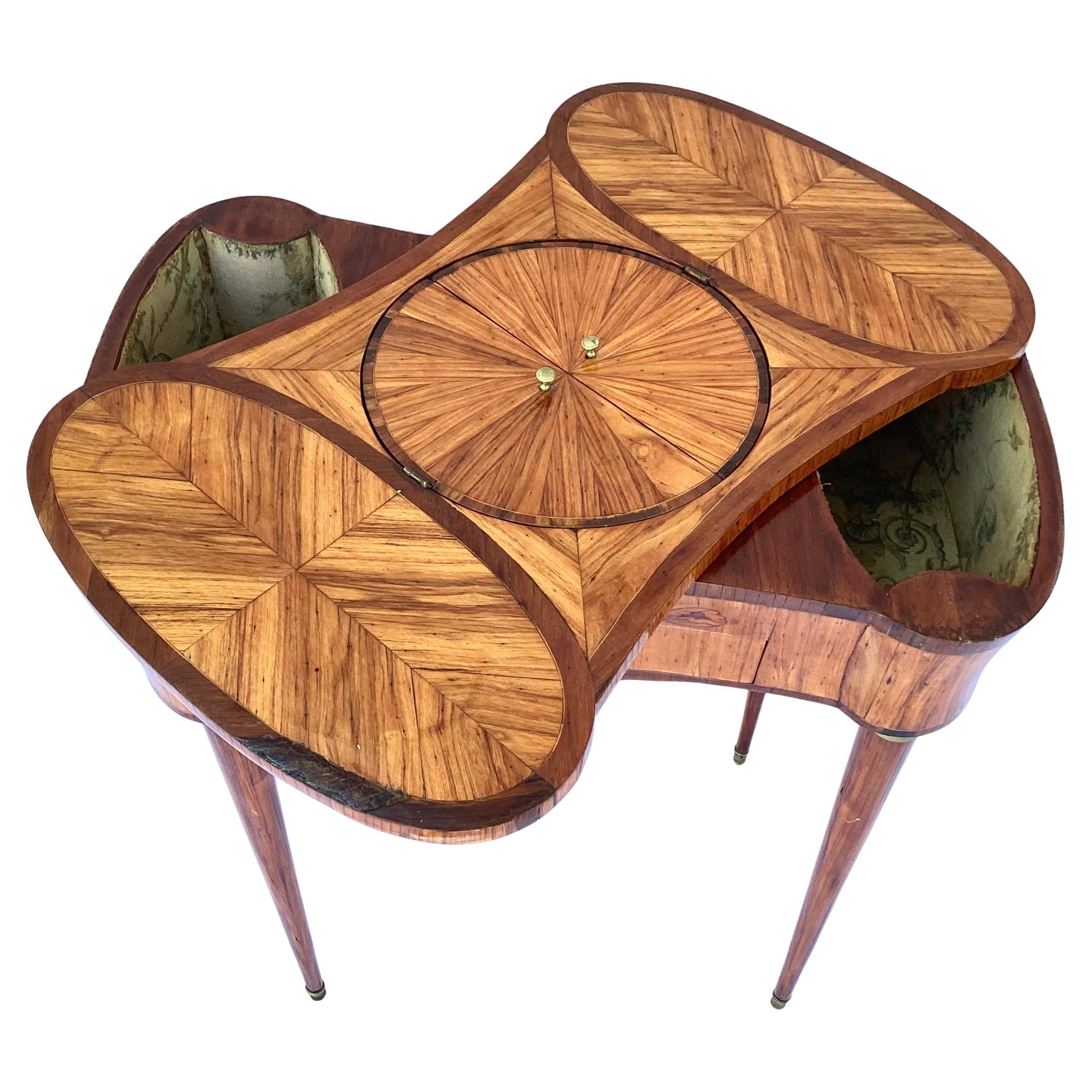 XIXe siècle Table de travail Louis XV avec marqueterie et plateau pivotant en vente