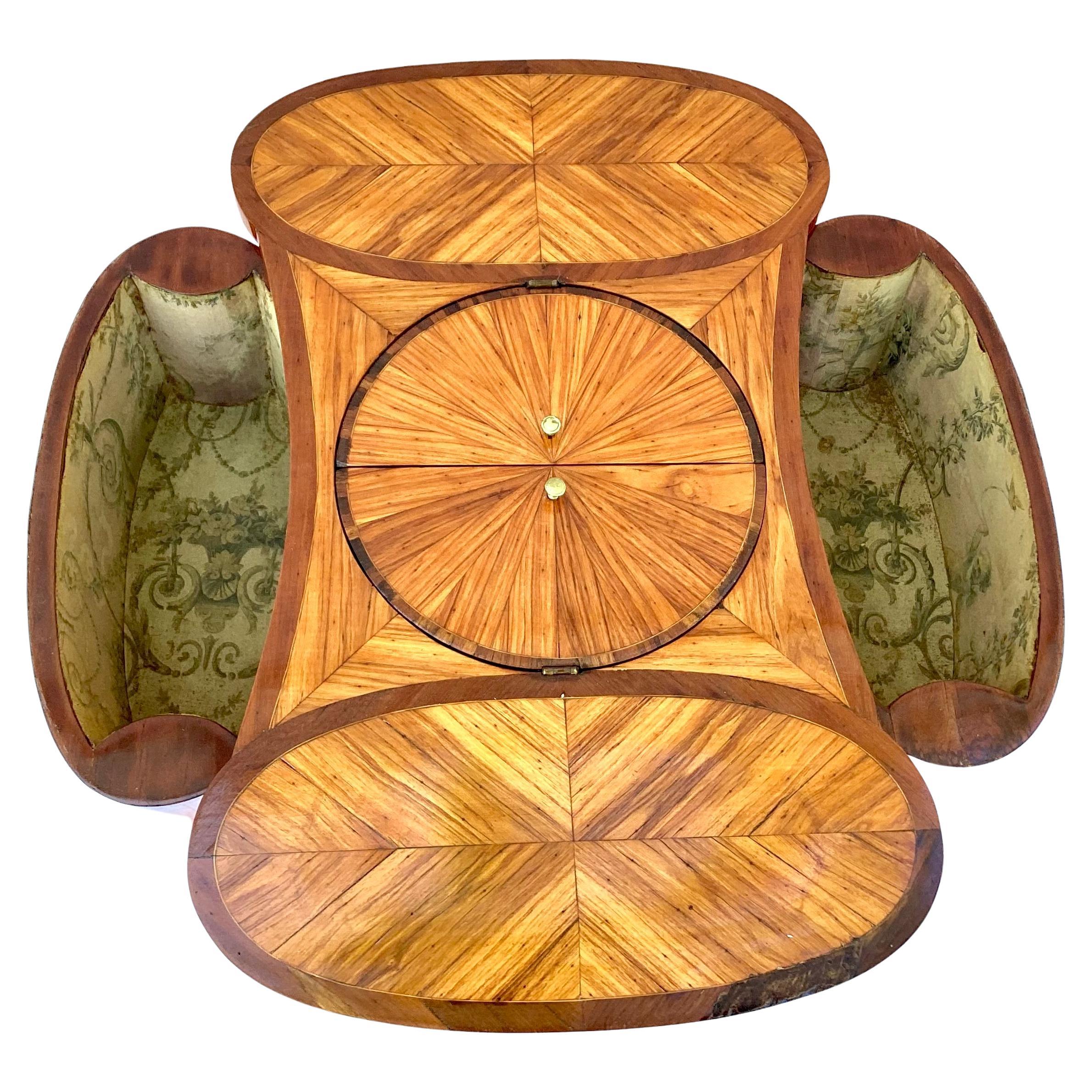 Bois Table de travail Louis XV avec marqueterie et plateau pivotant en vente