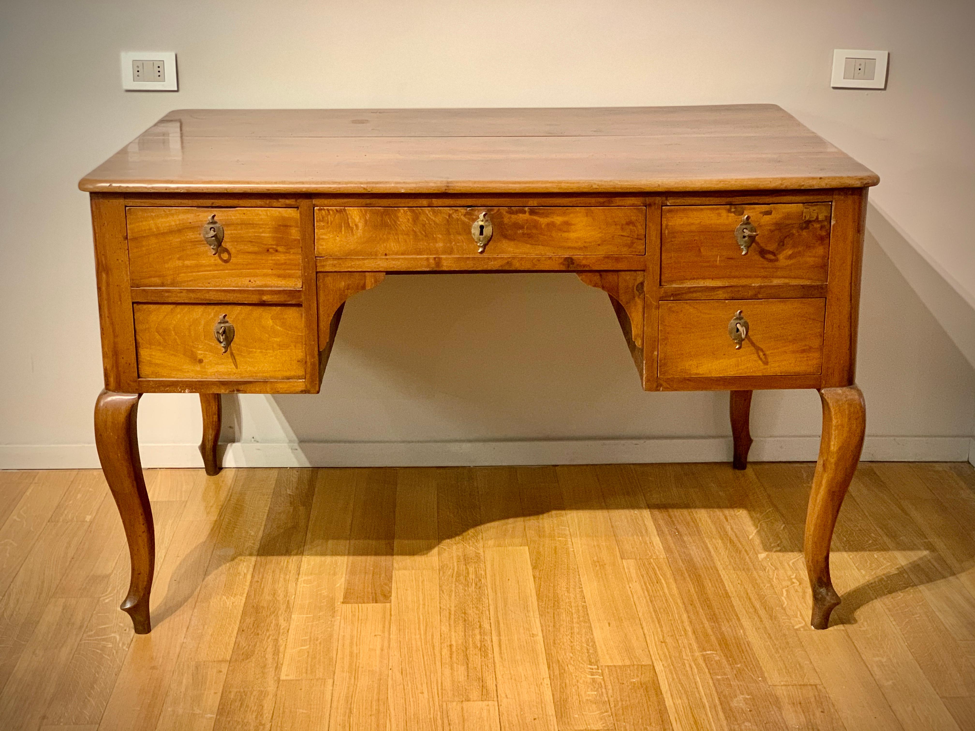 Elegant desk perfect for the center of the room, with drawers in solid walnut and walnut feather veneer on the sides, interiors in poplar. The drawers are all equipped with locks. Tuscan manufacture of the mid-18th century.
In good condition, very