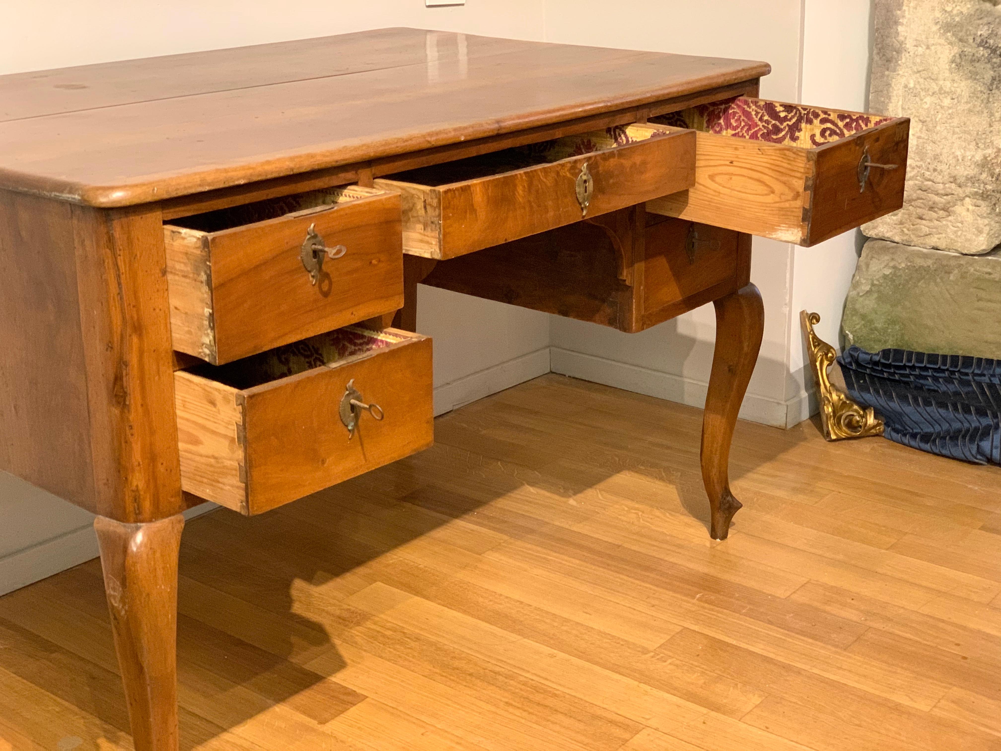 Noyer Table à écrire italienne Louis XV du XVIIIe siècle avec tiroirs en vente
