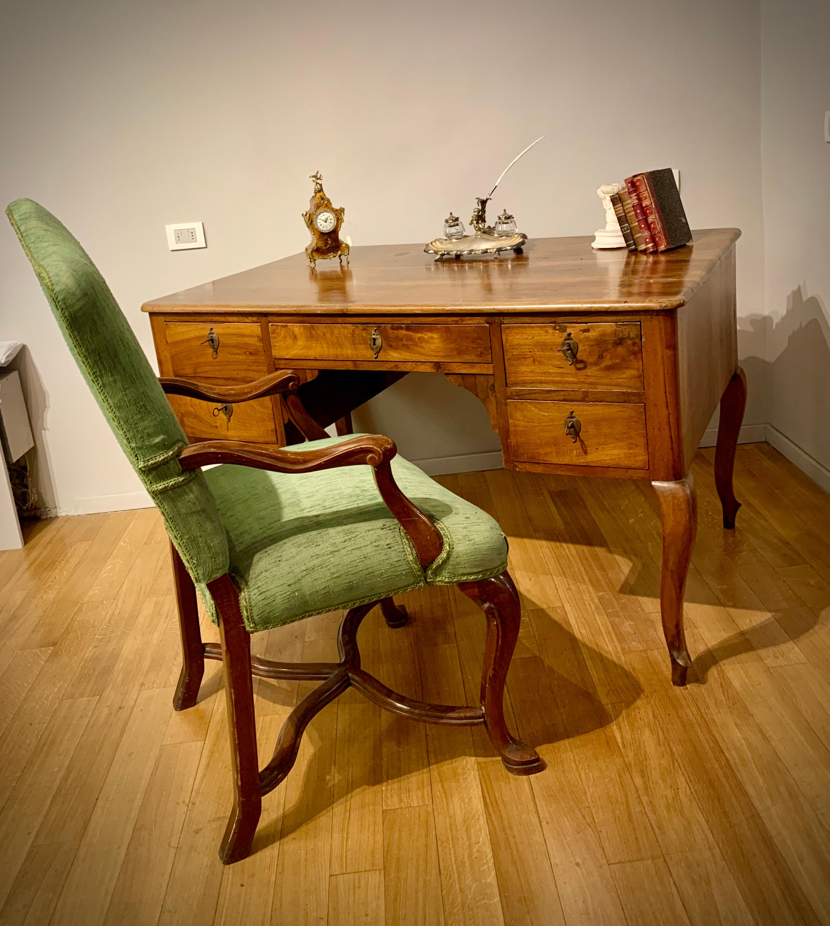 18th century Louis XV ITALIAN Writing Table with Drawers For Sale 3