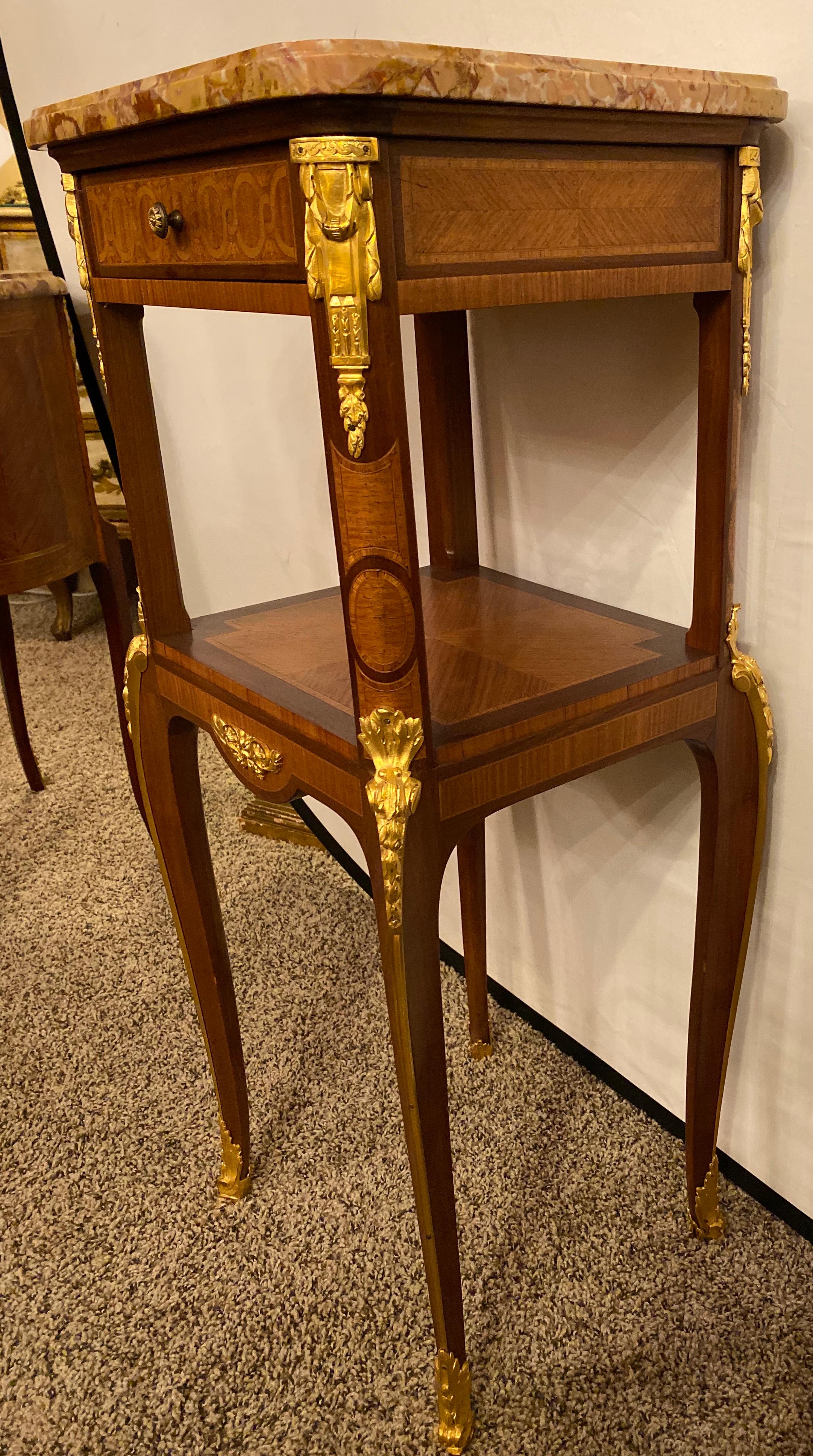 Louis XV-XVI Style Marble-Top Side Table End Table Pedestal, Transitional In Good Condition For Sale In Stamford, CT