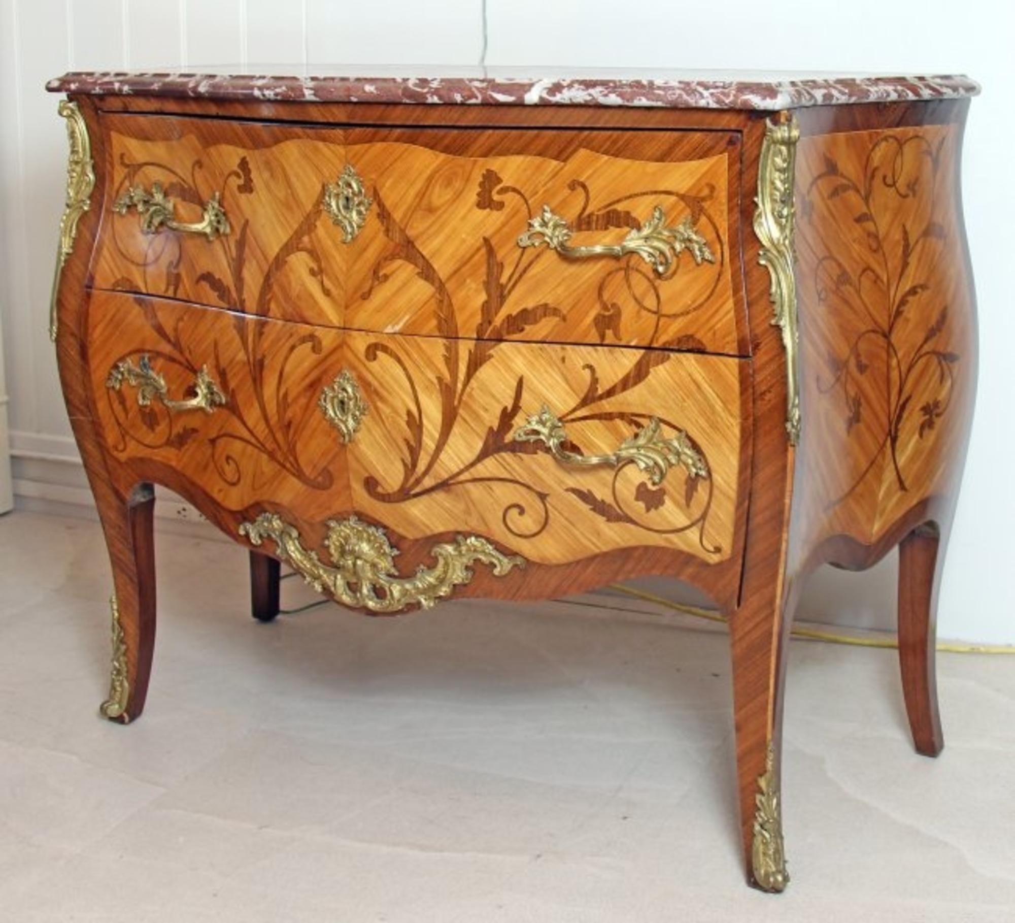 Inconnu Commode de style Louis XV/XVI en marqueterie de bois de tulipier, de bois de roi et de bois de fruitiers en vente