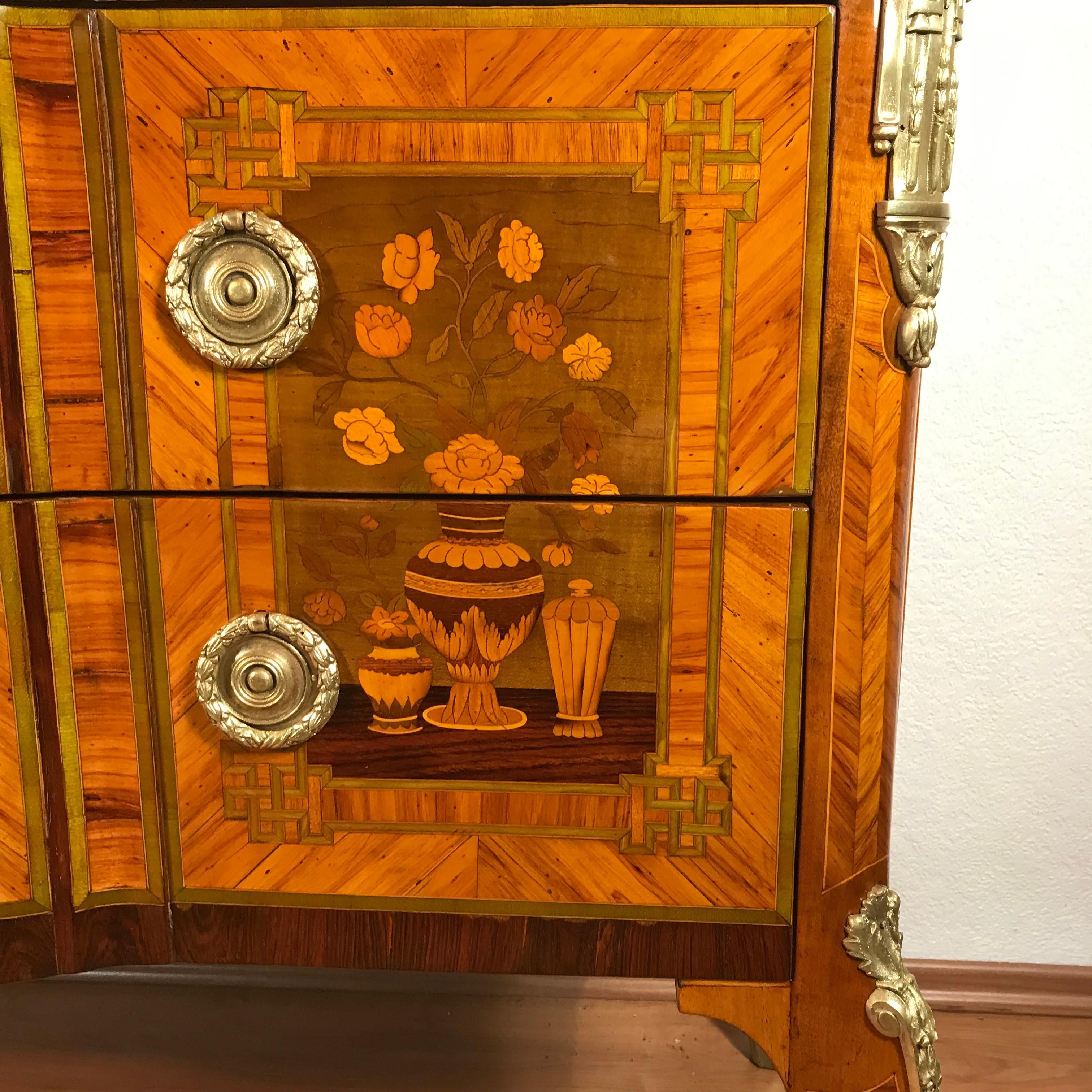 Marqueterie Commode de transition Louis XV - XVI, France 1770-80 en vente