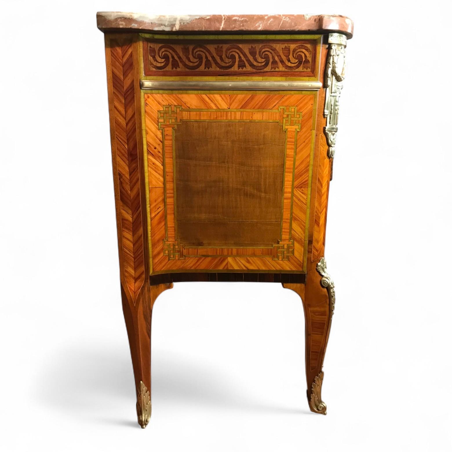 Commode de transition Louis XV - XVI, France 1770-80 en vente 1