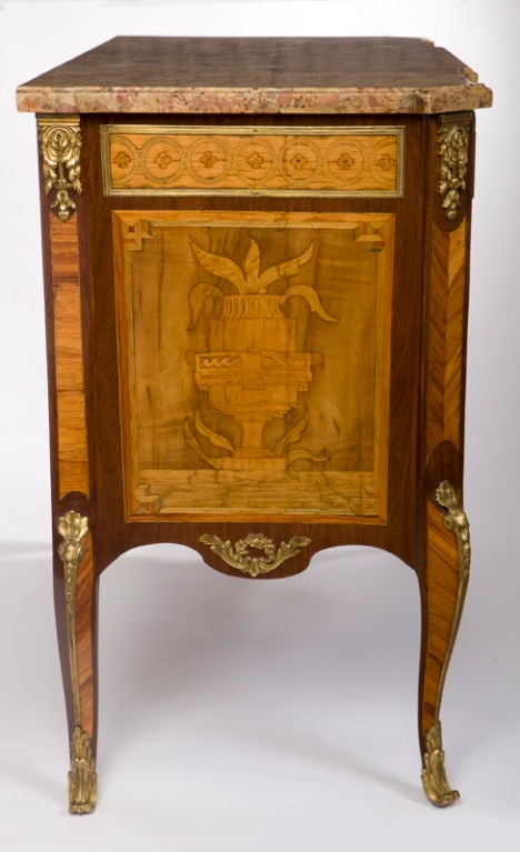 Commode style transition Louis XV/XVI en marqueterie et bronze doré par Ohneberg en vente 1