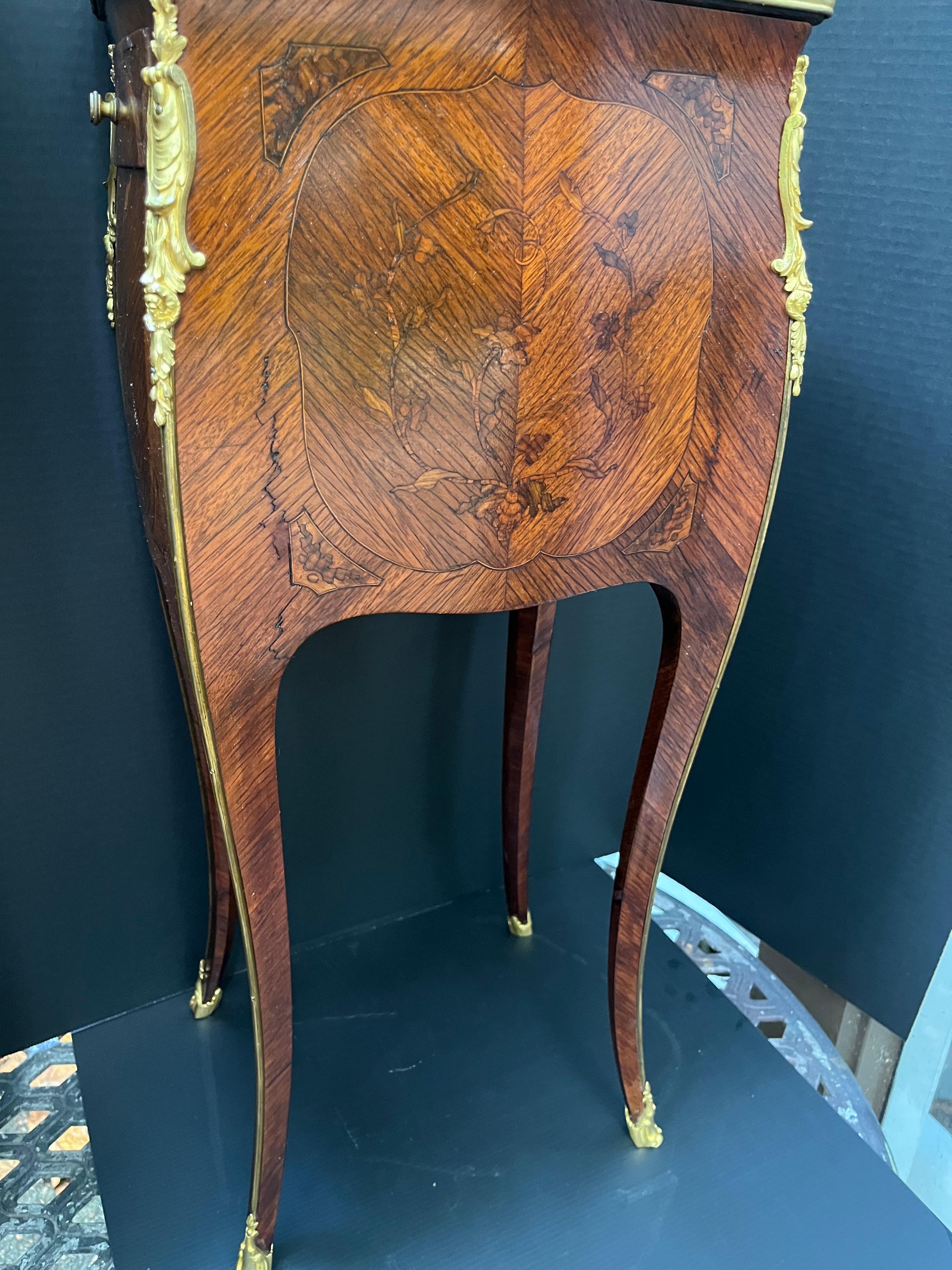 Chiffoniere de marquetería estilo Luis XV-XVI de transición con el sello de G. Durand en venta 2