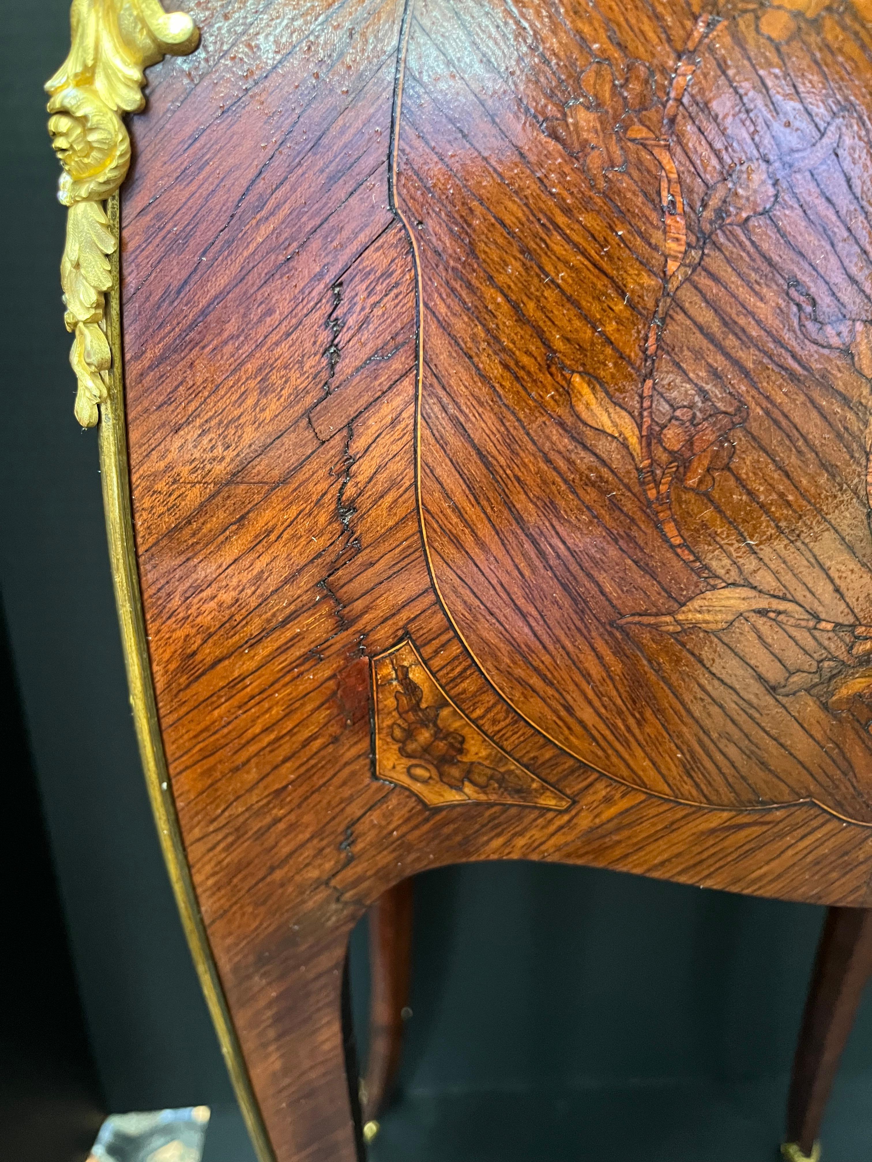 Chiffoniere de marquetería estilo Luis XV-XVI de transición con el sello de G. Durand en venta 3