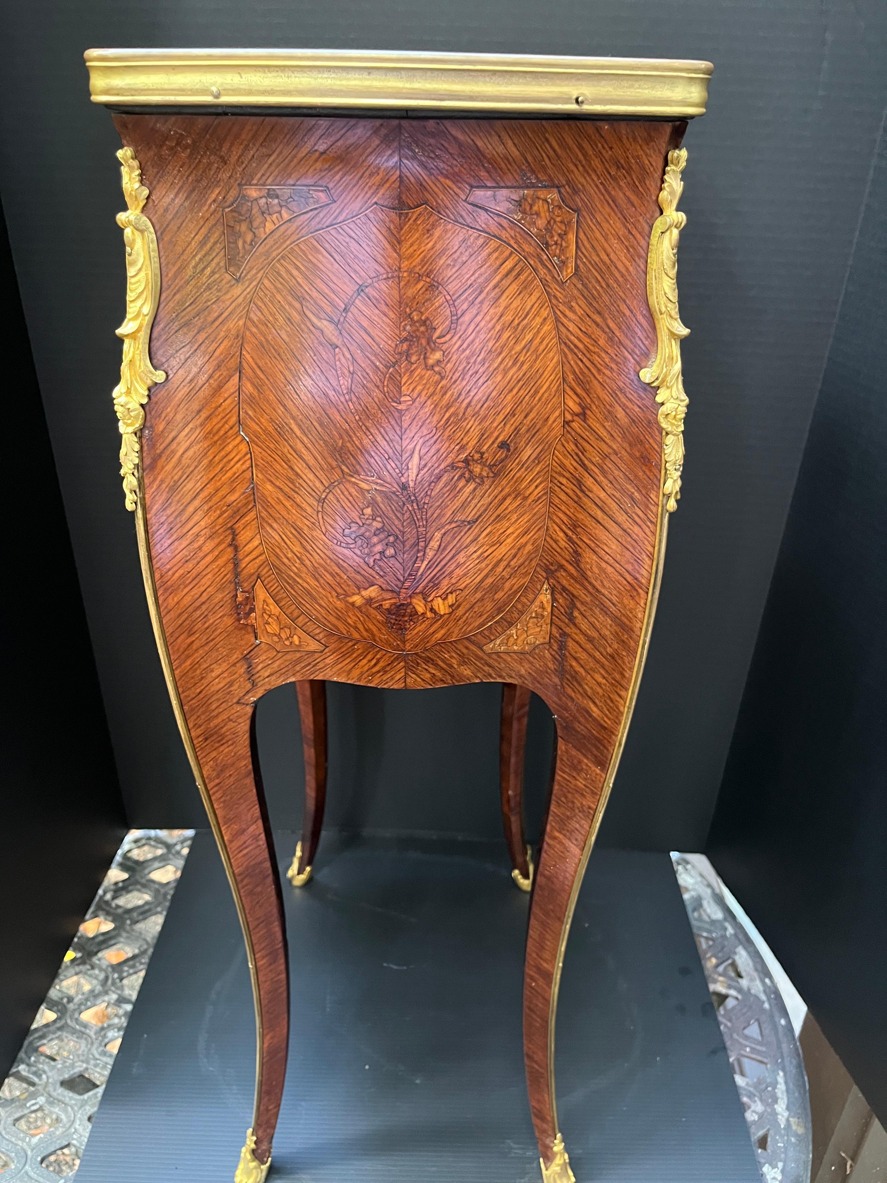 Chiffoniere de marquetería estilo Luis XV-XVI de transición con el sello de G. Durand en venta 4