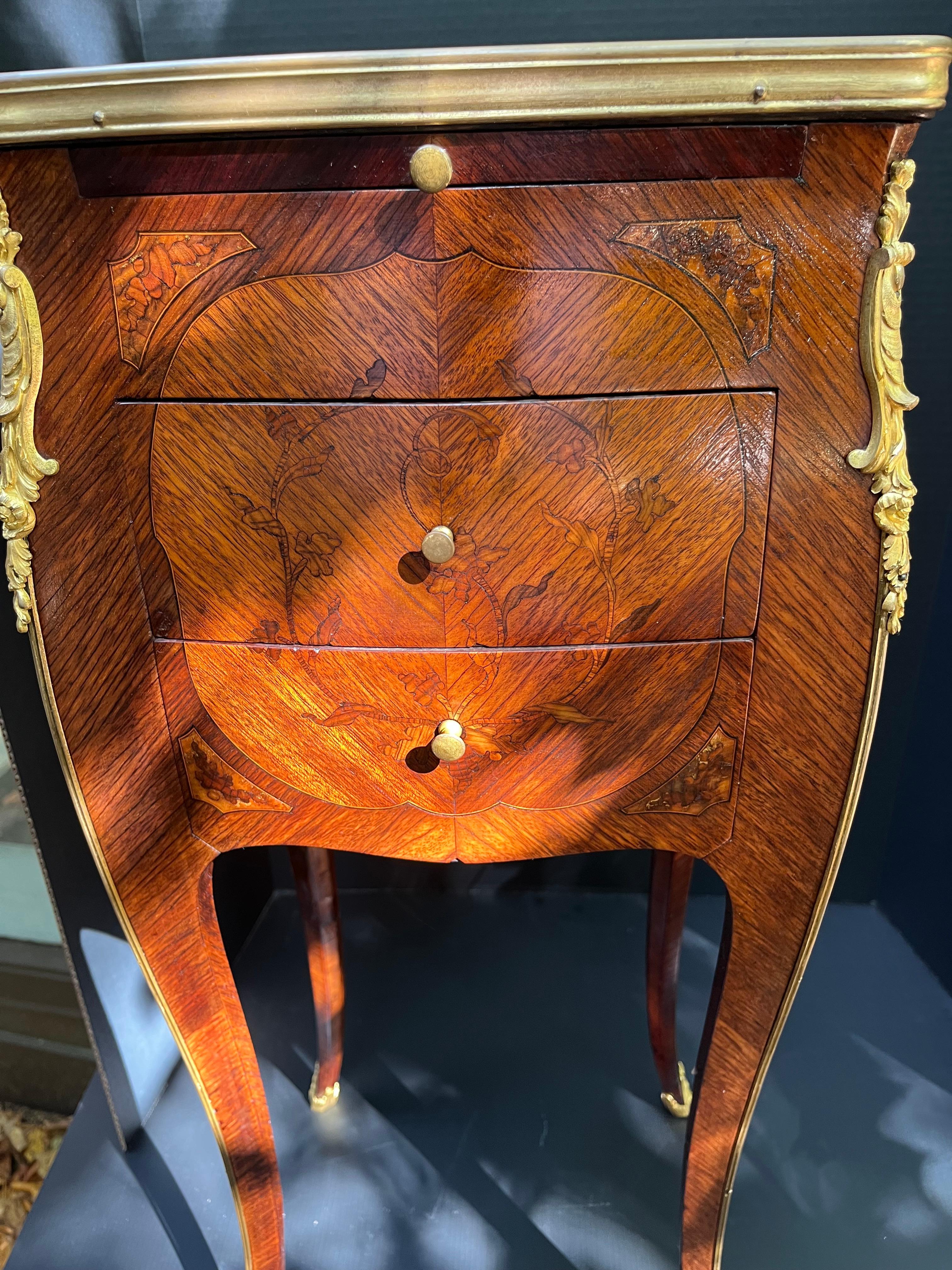 Chiffoniere de marquetería estilo Luis XV-XVI de transición con el sello de G. Durand Luis XVI en venta