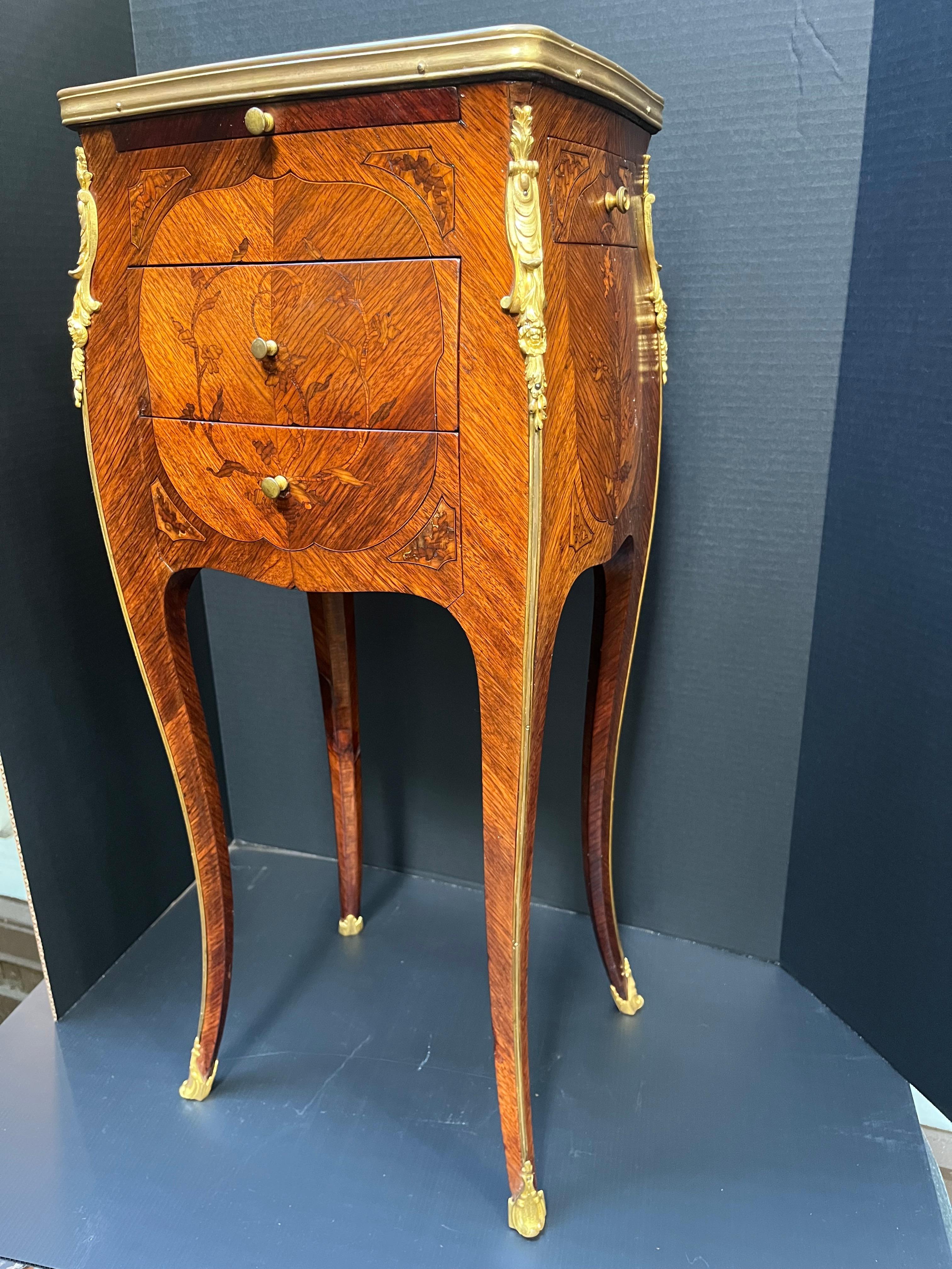 Chiffoniere de marquetería estilo Luis XV-XVI de transición con el sello de G. Durand Francés en venta