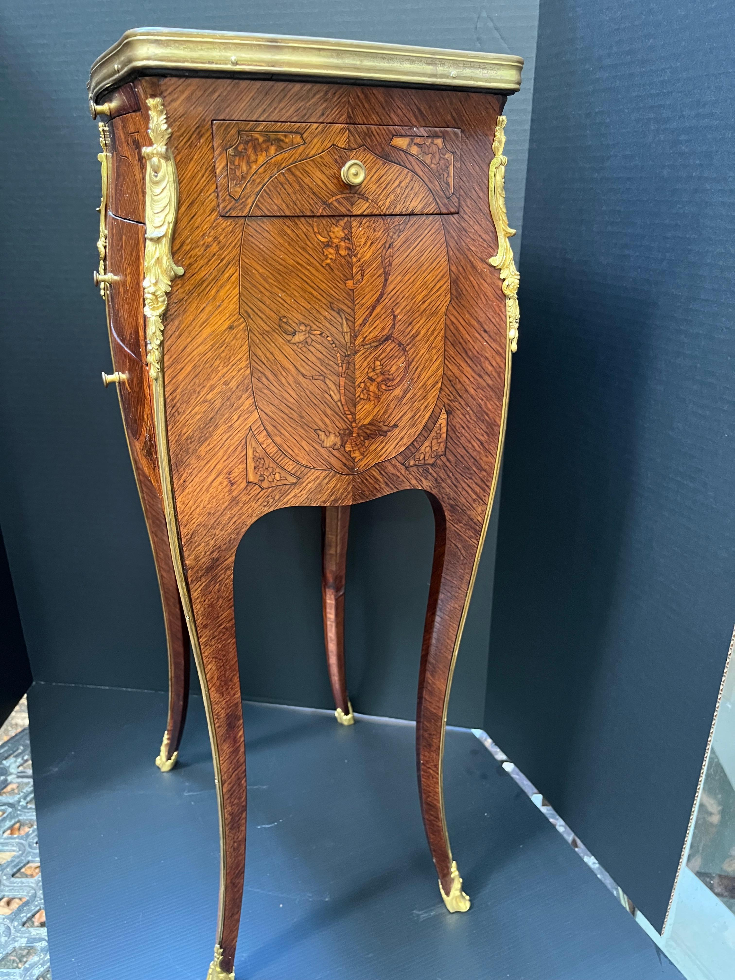 Chiffoniere de marquetería estilo Luis XV-XVI de transición con el sello de G. Durand Marquetería en venta