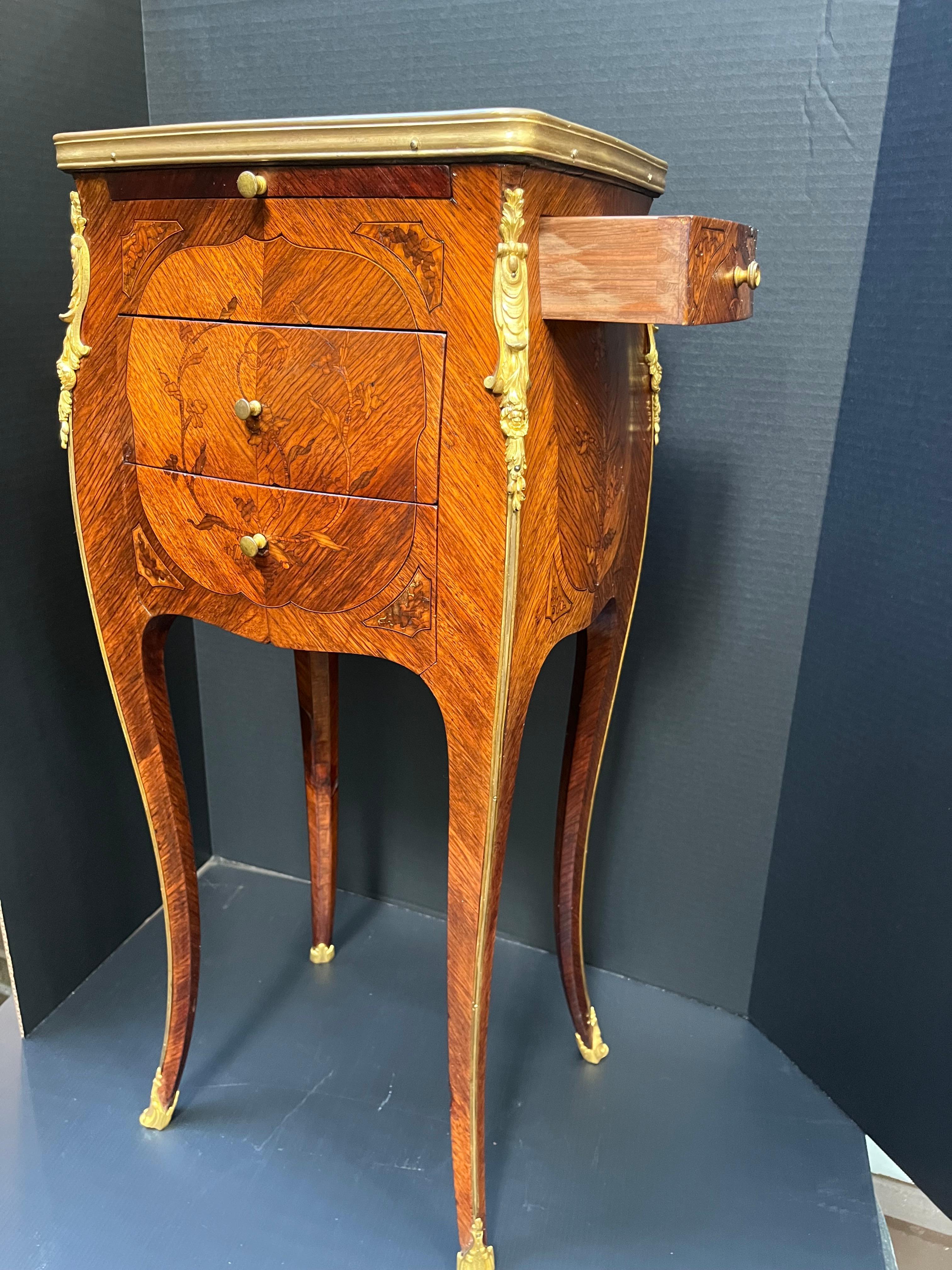 Chiffoniere de marquetería estilo Luis XV-XVI de transición con el sello de G. Durand en Bastante bueno estado para la venta en Nashville, TN