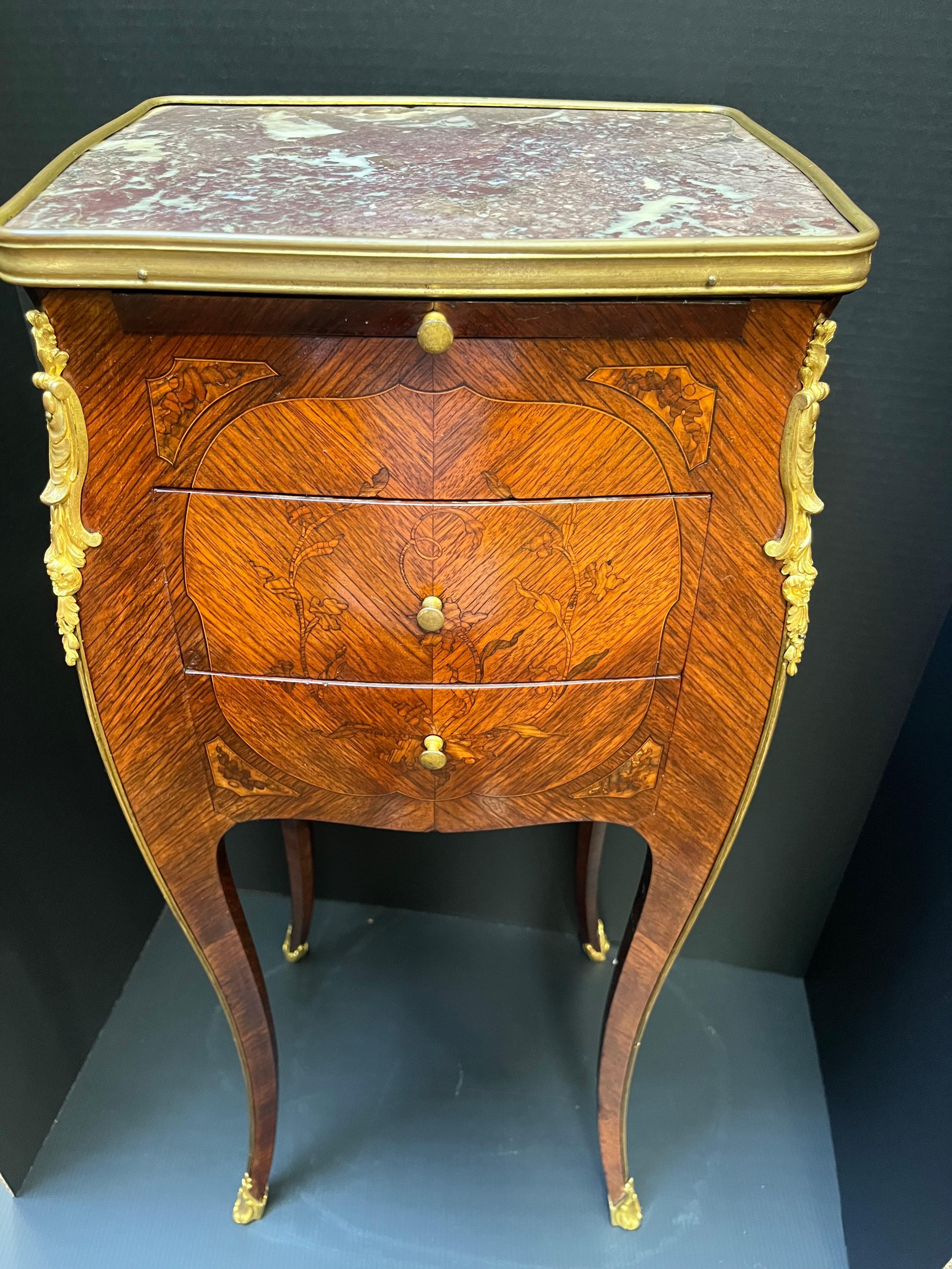 Chiffoniere de marquetería estilo Luis XV-XVI de transición con el sello de G. Durand siglo XIX en venta