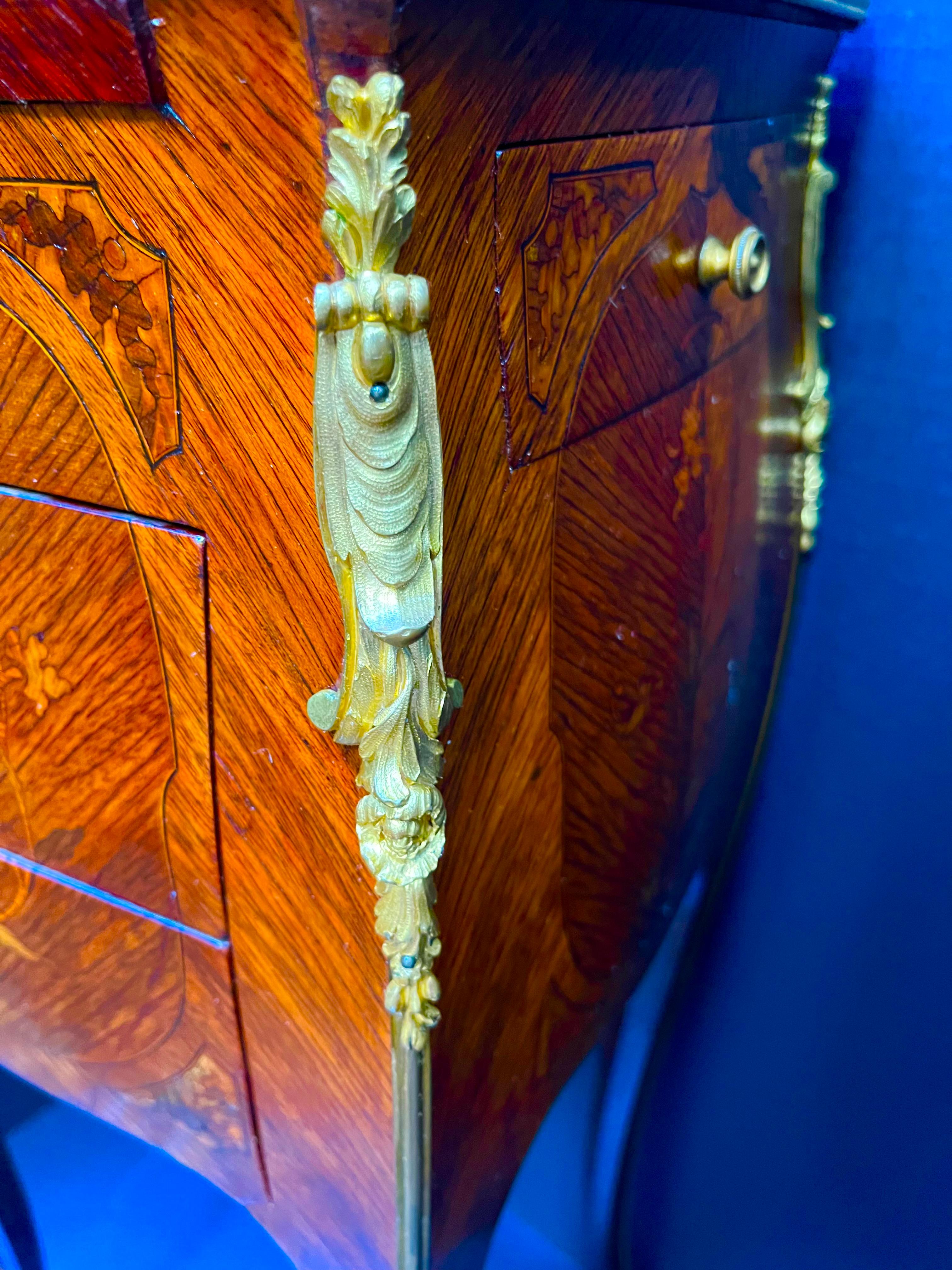 Chiffoniere de marquetería estilo Luis XV-XVI de transición con el sello de G. Durand en venta 1