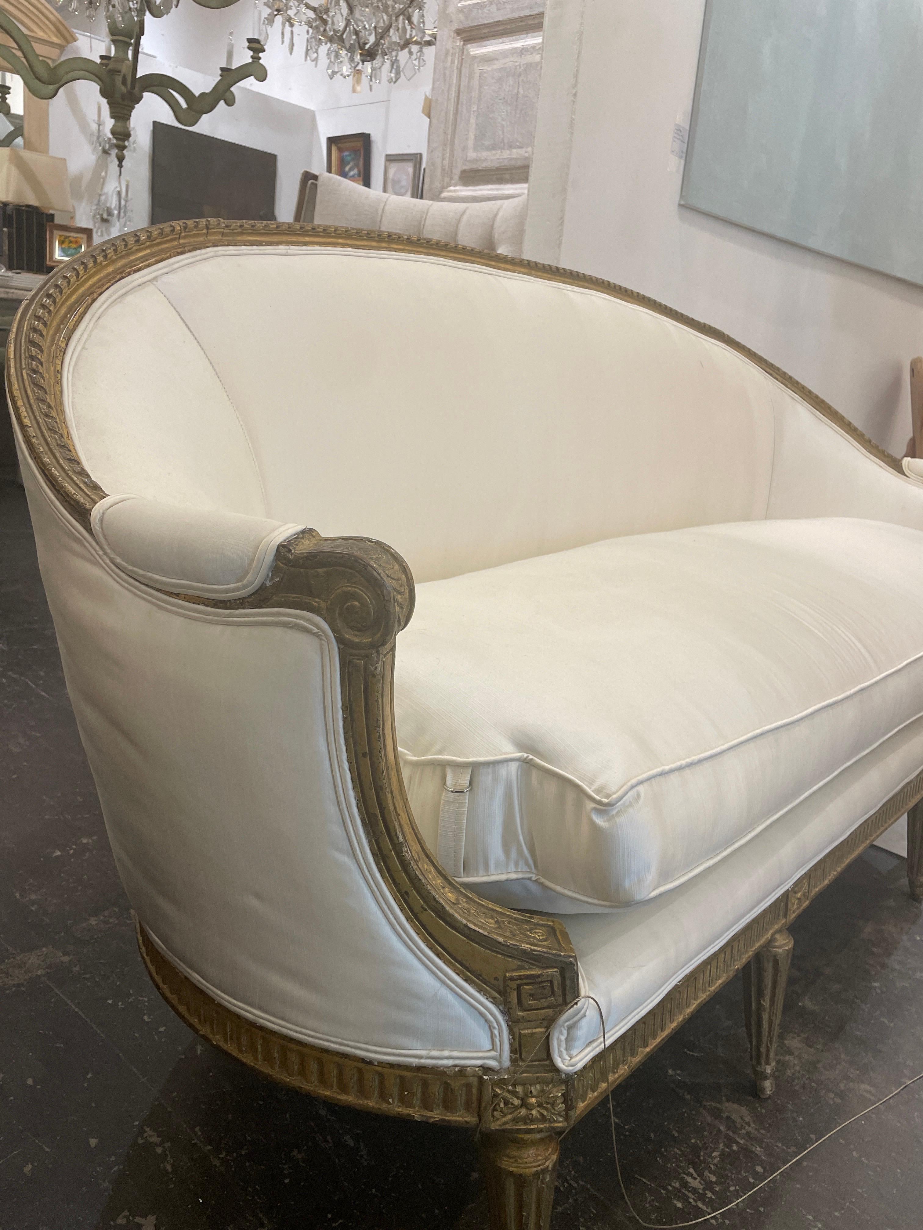 
Lassen Sie sich von der Eleganz eines holzgeschnitzten Louis XVI-Sofas verzaubern, einem zeitlosen Stück, das die Raffinesse und Grandeur des französischen Designs des 18. Jahrhunderts verkörpert. Dieses exquisite, mit viel Liebe zum Detail