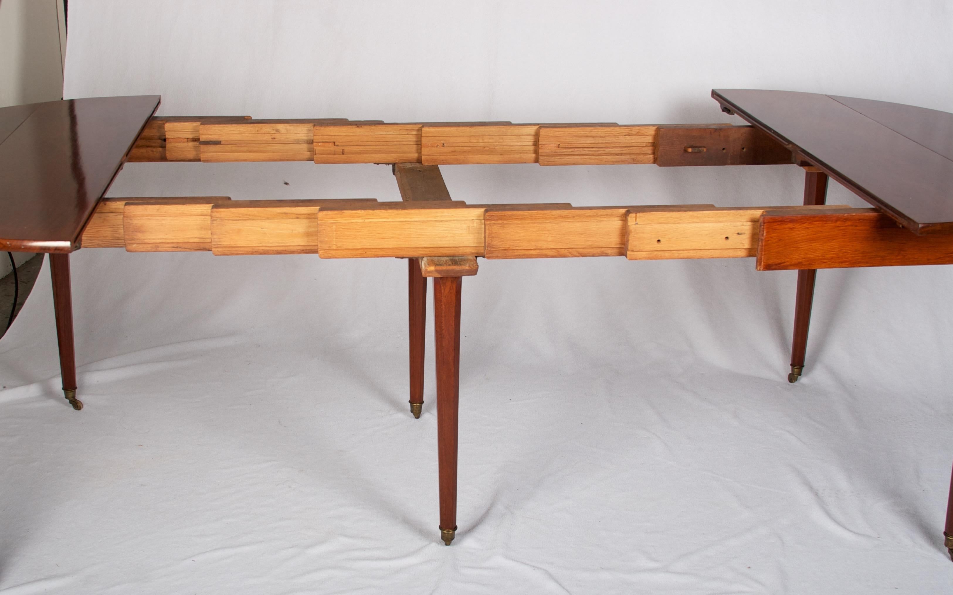 Table de salle à manger en acajou de style Louis XVI, avec deux rallonges en vente 2