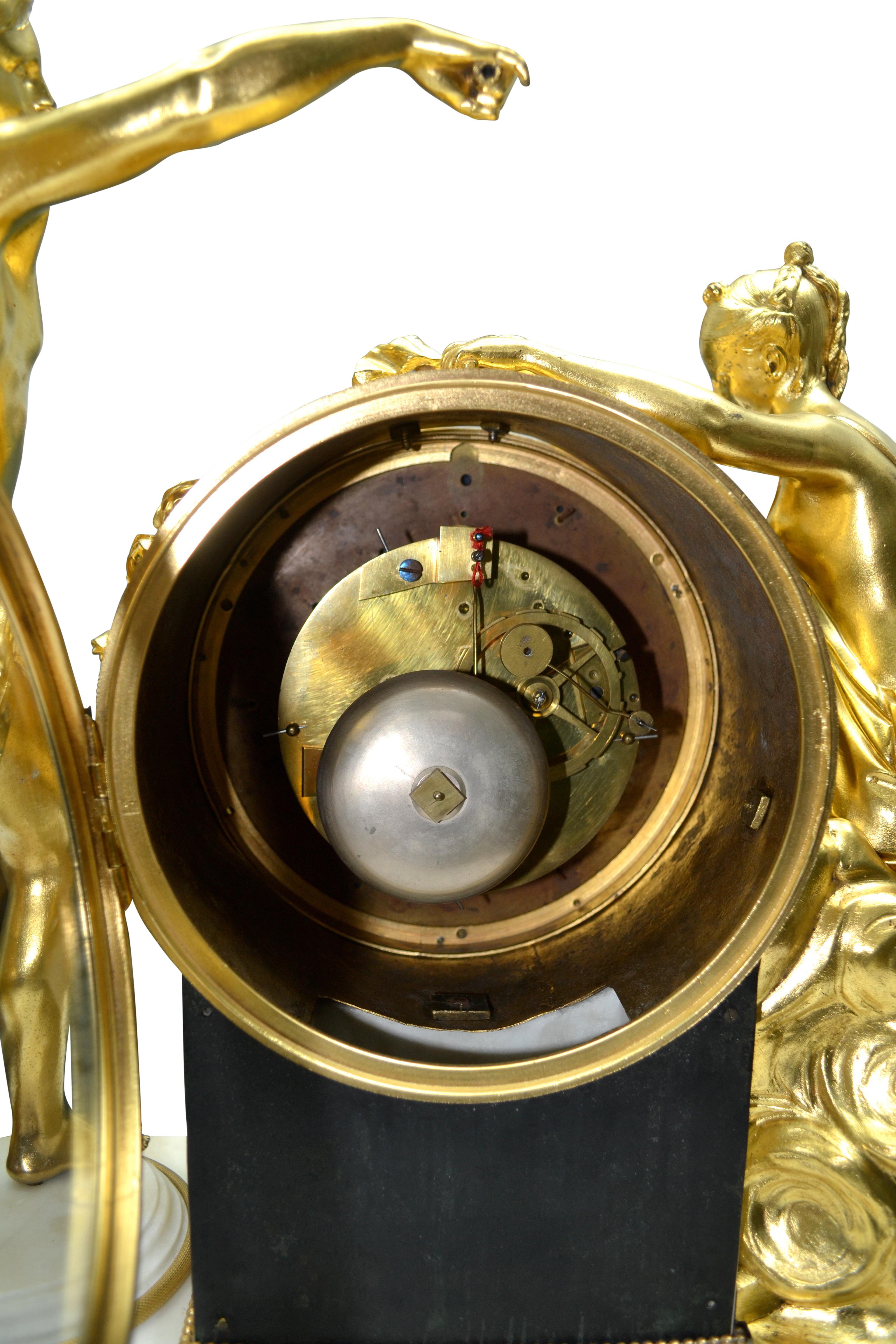 Pendule figurative allégorique Louis XVI représentant Vénus couronnée par Amour en vente 5