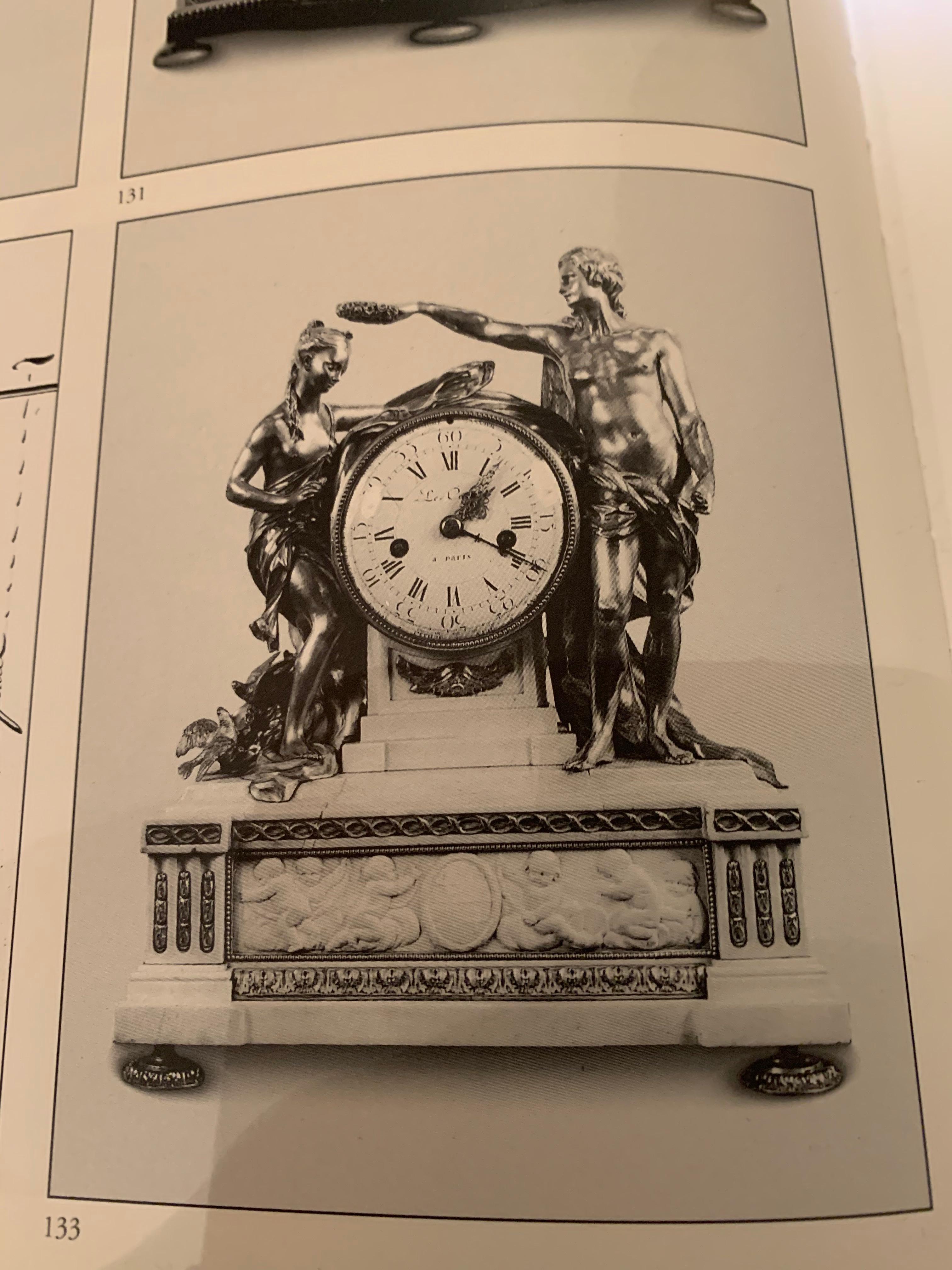 Pendule figurative allégorique Louis XVI représentant Vénus couronnée par Amour en vente 6