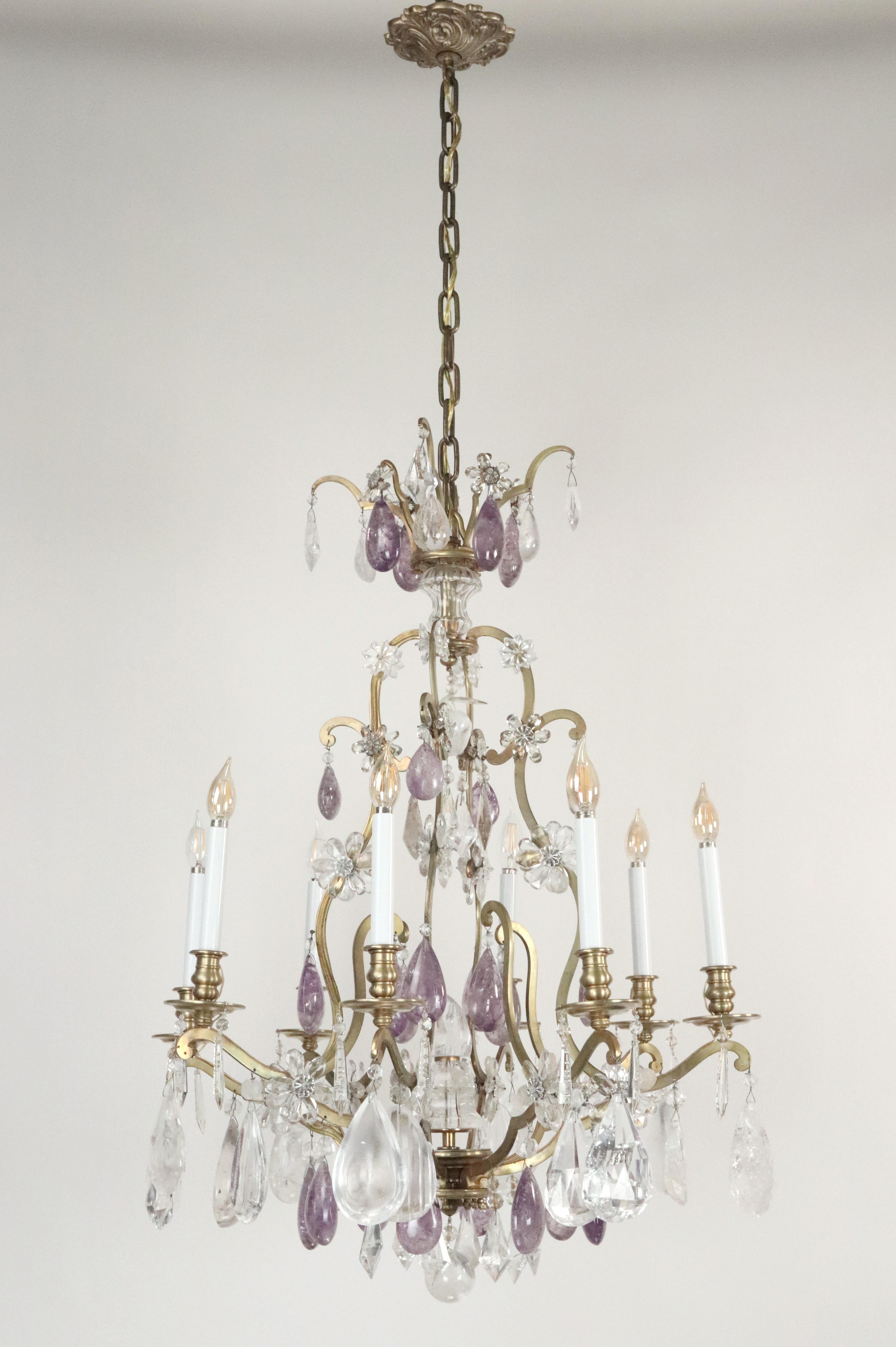 Lampadario in stile Luigi XVI con una struttura in bronzo lucido ricoperta di cristalli trasparenti e viola a goccia, fiocchi e lance. Questa lampada richiede otto lampadine E-12 a candelabro. Questa luce è stata pulita e restaurata. Nota bene: