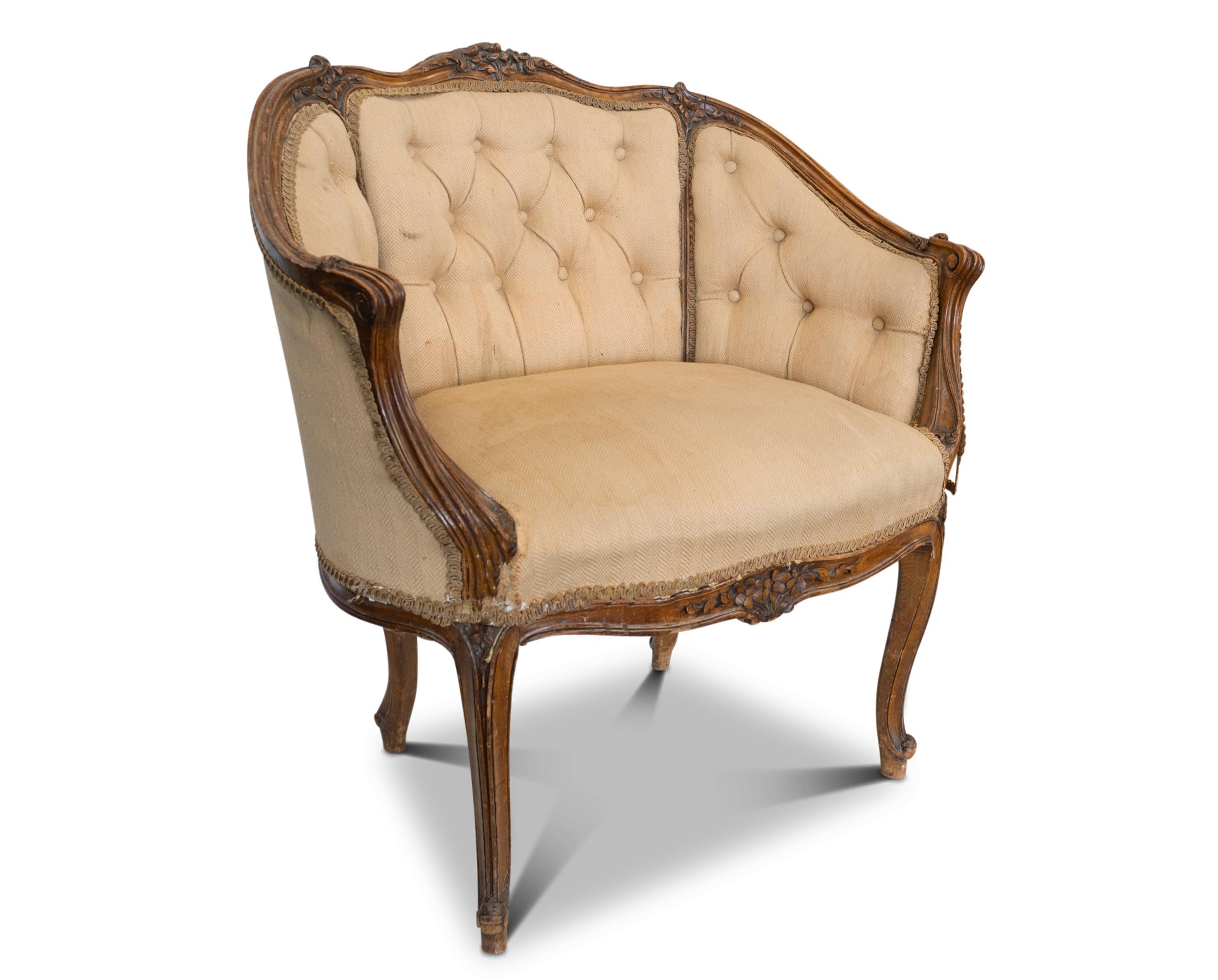 Eine charmante Louis XVI Design 19. Jahrhundert Französisch geschnitzt Nussbaum Knopf zurück Love Seat mit Blatt geschnitzt Rokoko Frame 



