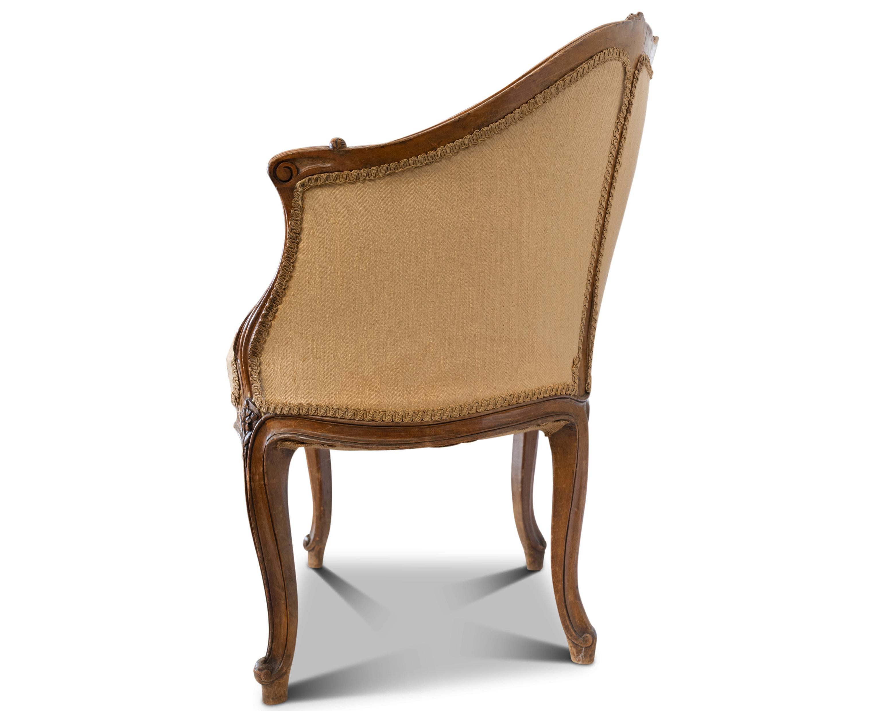 Louis XVI Antike Design Französisch geschnitzt Nussbaum Buttonback Love Seat (Louis XVI.) im Angebot