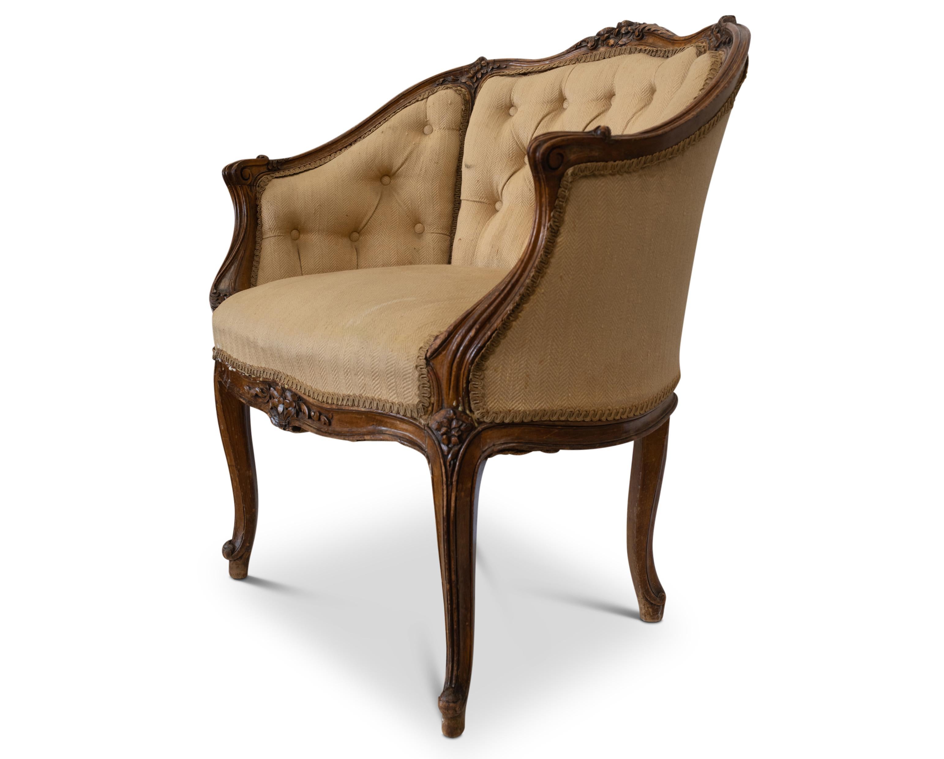 Louis XVI Antike Design Französisch geschnitzt Nussbaum Buttonback Love Seat (Geschnitzt) im Angebot