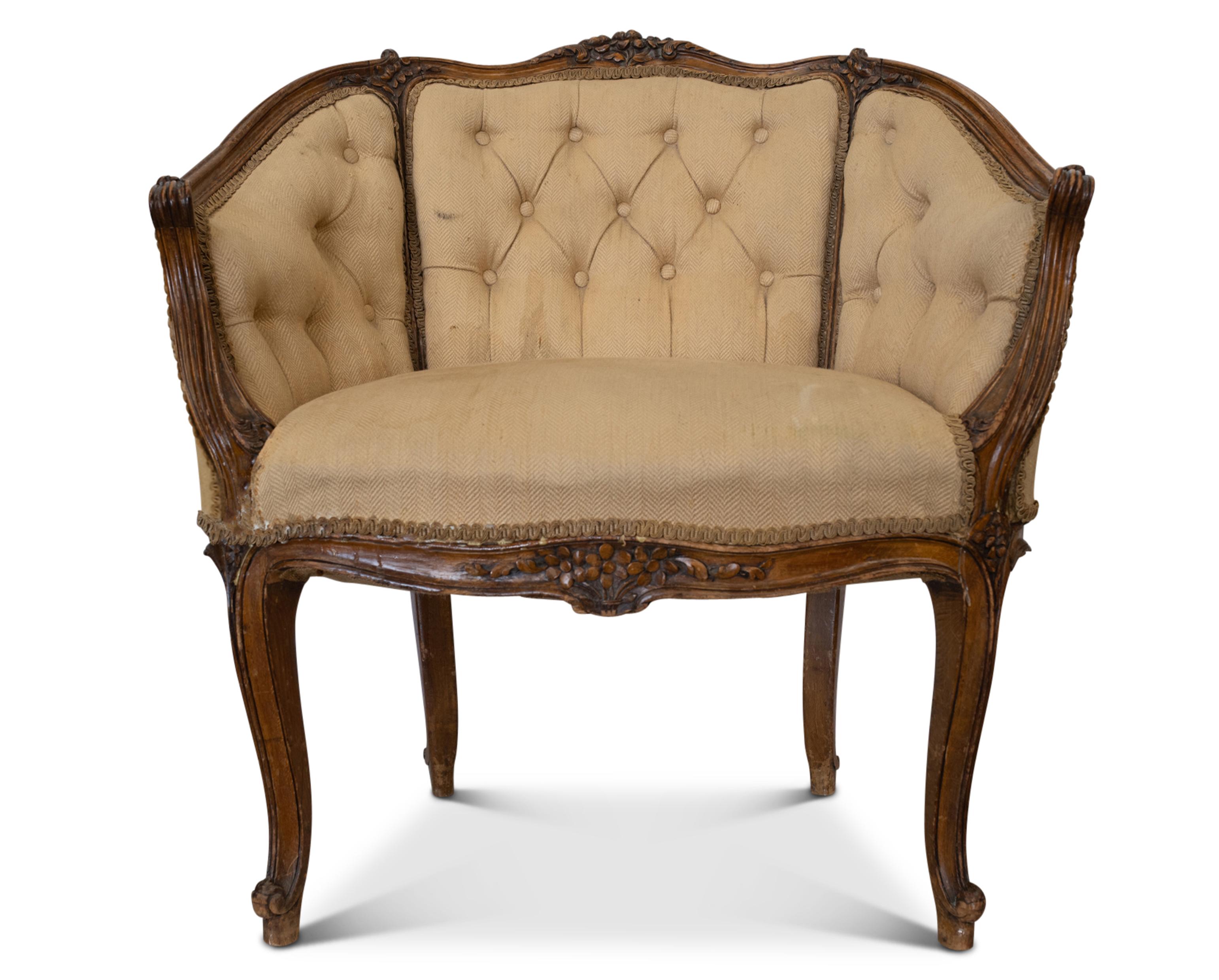 Louis XVI Antike Design Französisch geschnitzt Nussbaum Buttonback Love Seat im Zustand „Gut“ im Angebot in Reading, Berkshire