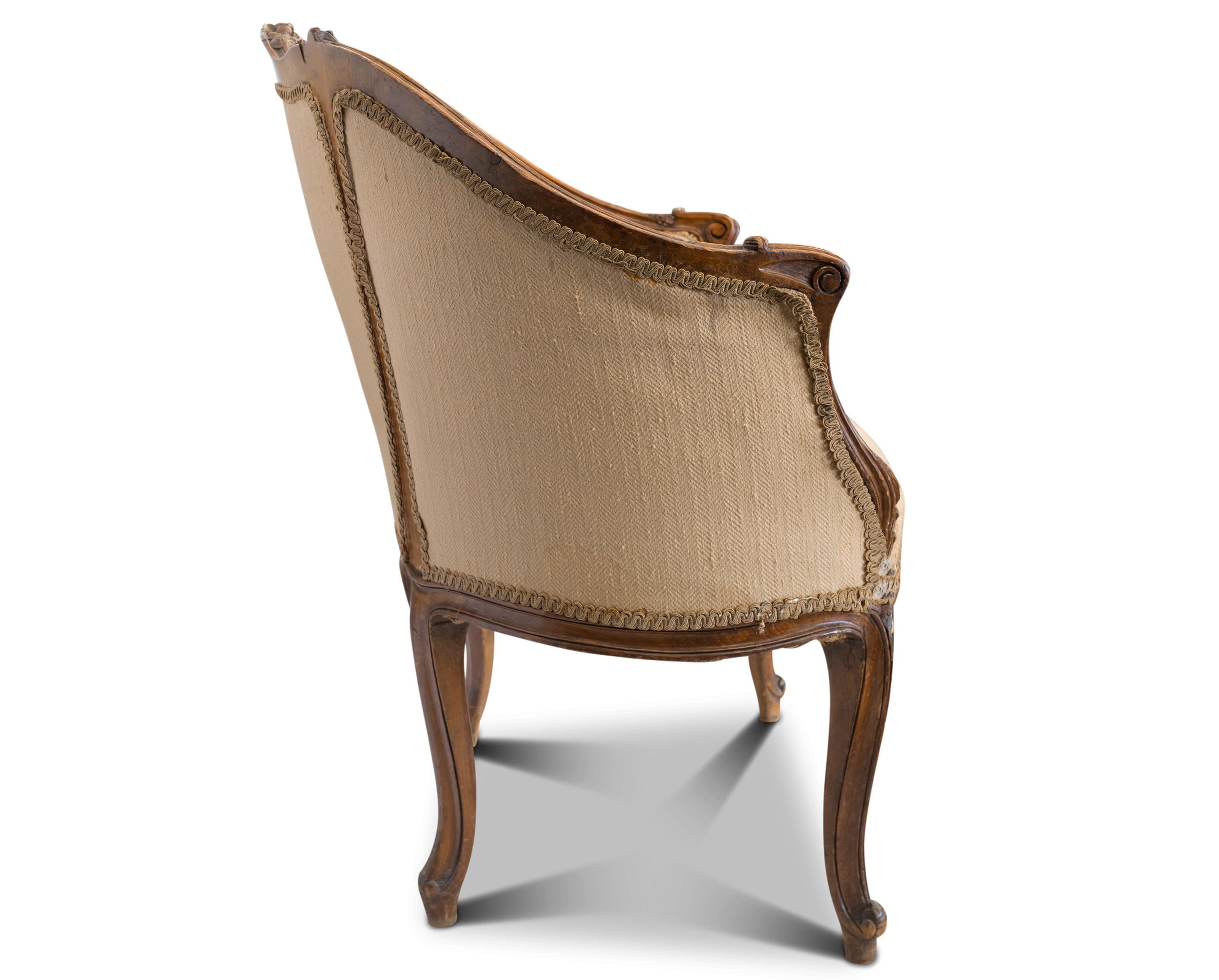 Louis XVI Antike Design Französisch geschnitzt Nussbaum Buttonback Love Seat im Angebot 1