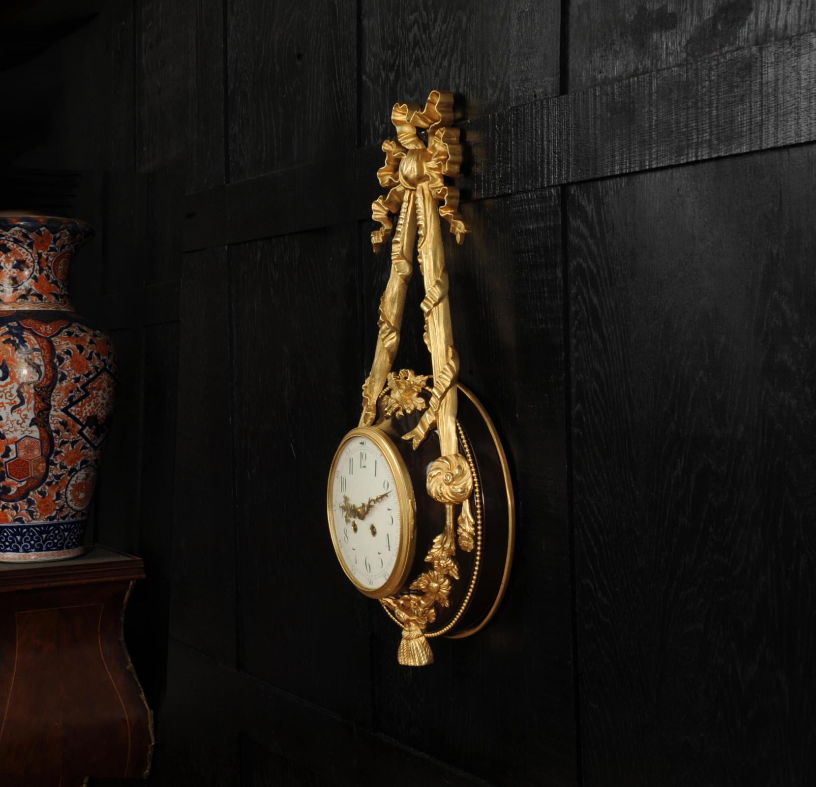 Reloj de pared Louis XVI Antique French Ormolu y Cartel de Bronce Luis XVI en venta