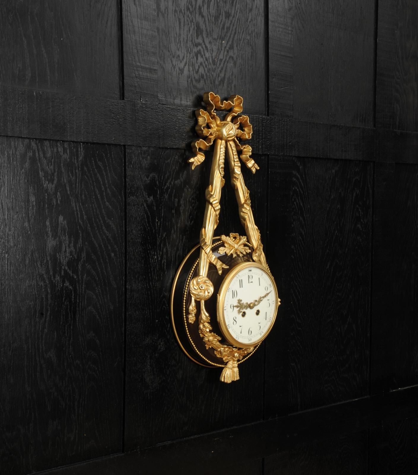 Reloj de pared Louis XVI Antique French Ormolu y Cartel de Bronce Francés en venta