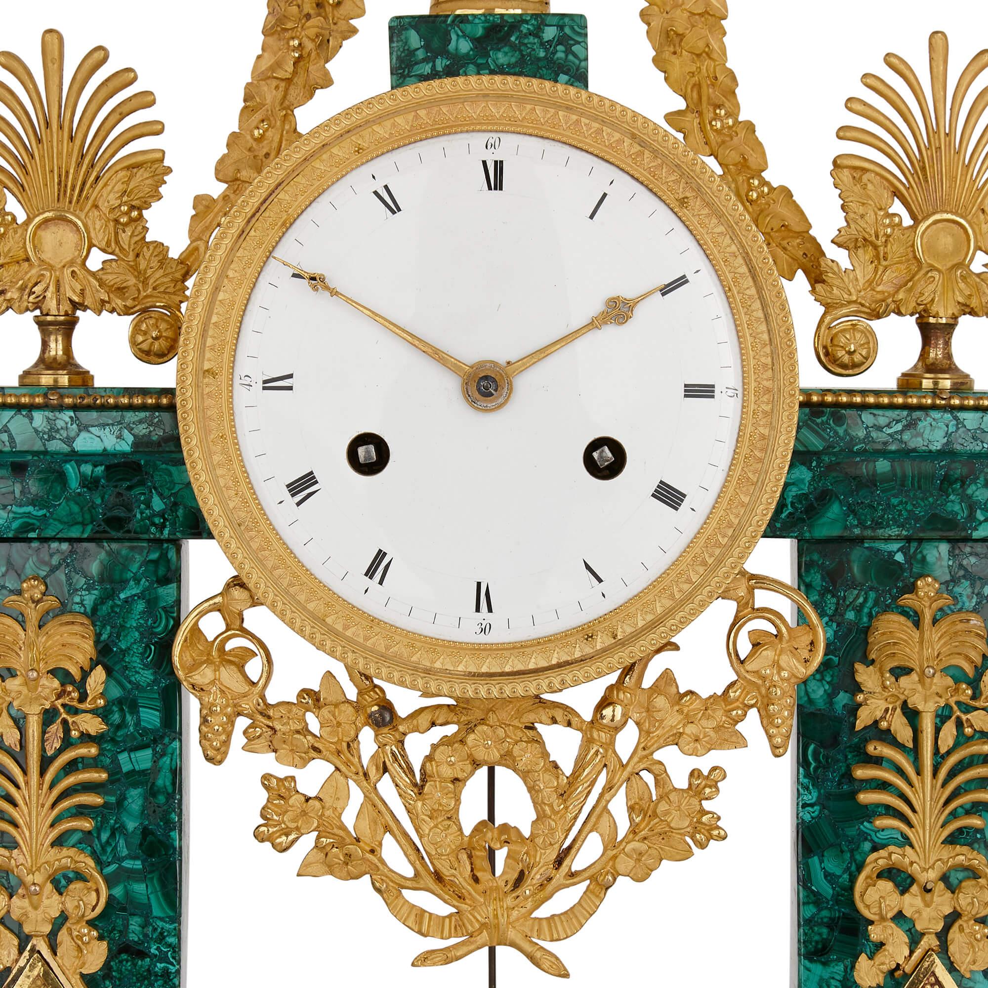 Architektonische Uhr aus vergoldeter Bronze und Malachit im Louis-XVI.-Stil (Louis XVI.) im Angebot