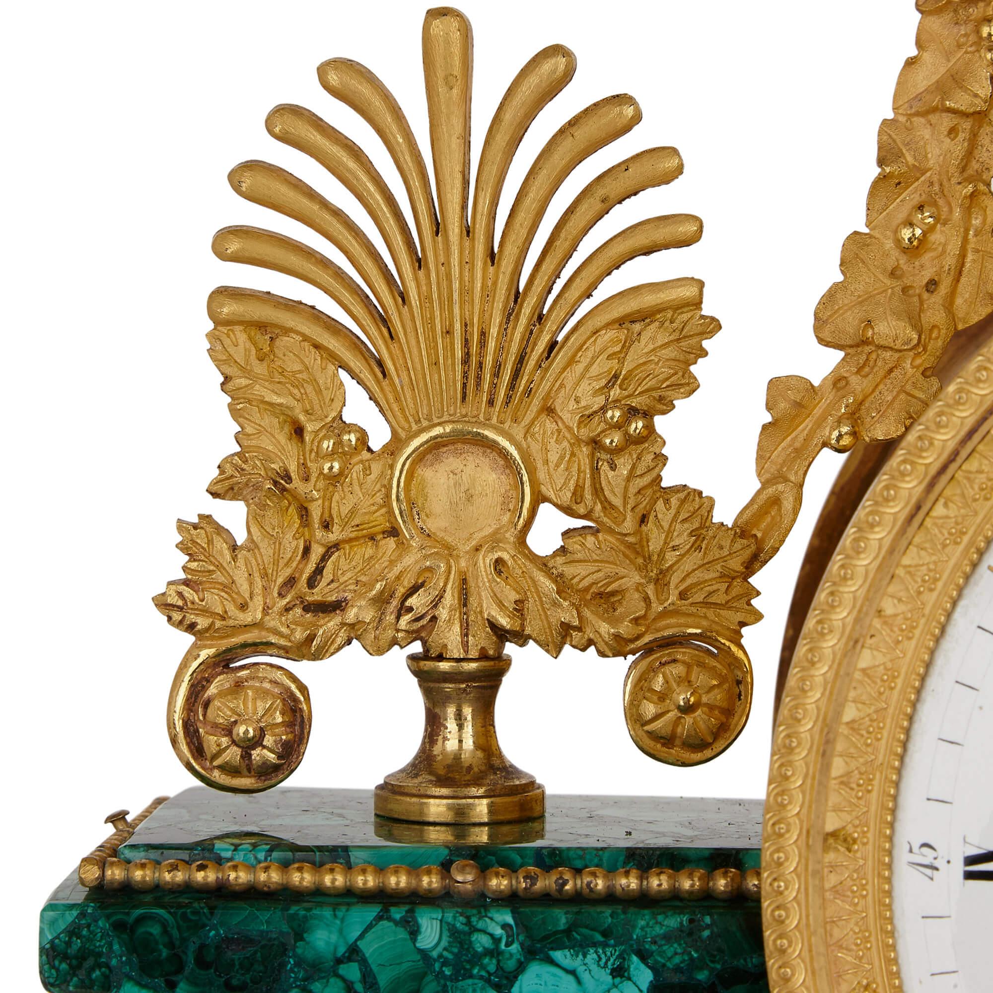 Architektonische Uhr aus vergoldeter Bronze und Malachit im Louis-XVI.-Stil (18. Jahrhundert) im Angebot