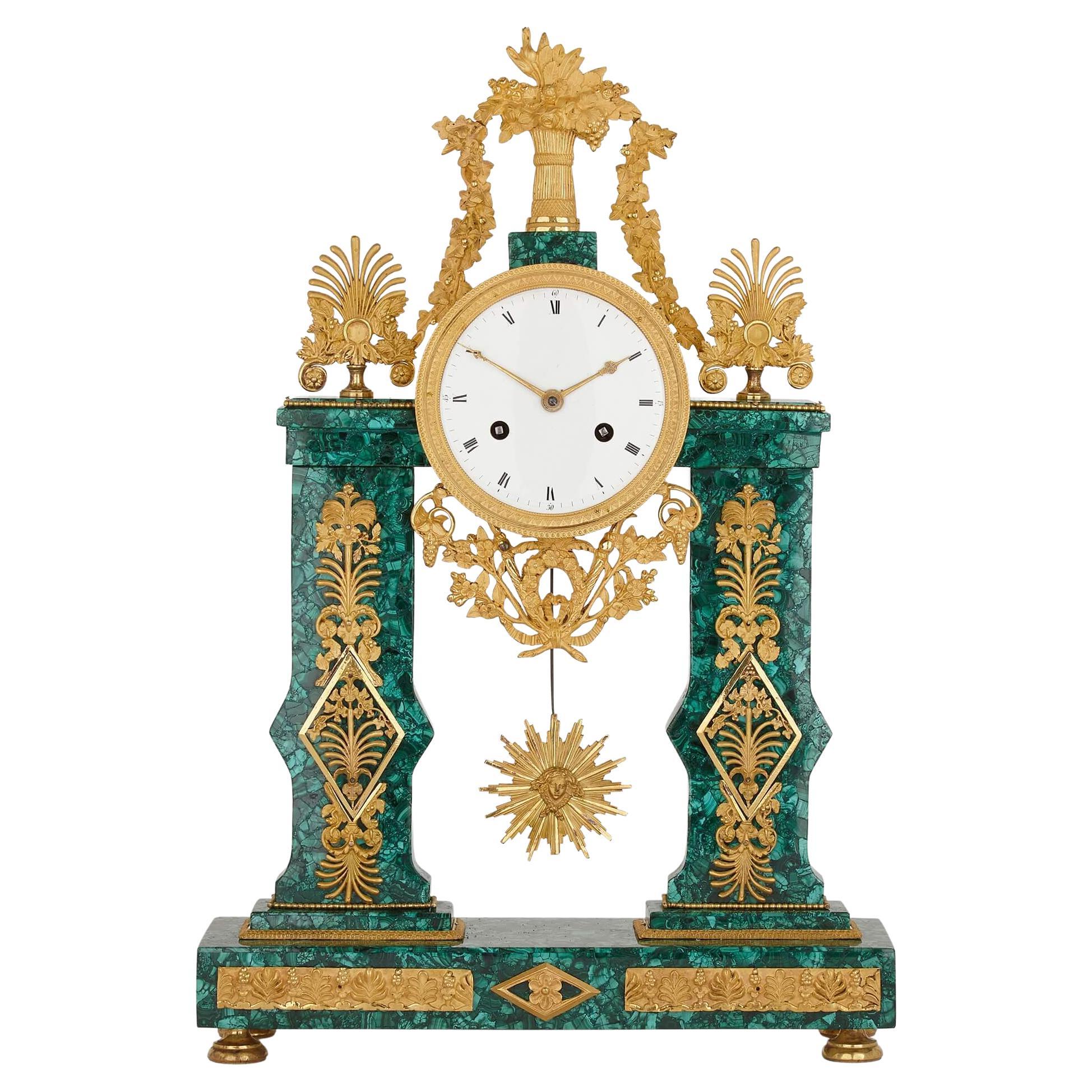 Architektonische Uhr aus vergoldeter Bronze und Malachit im Louis-XVI.-Stil