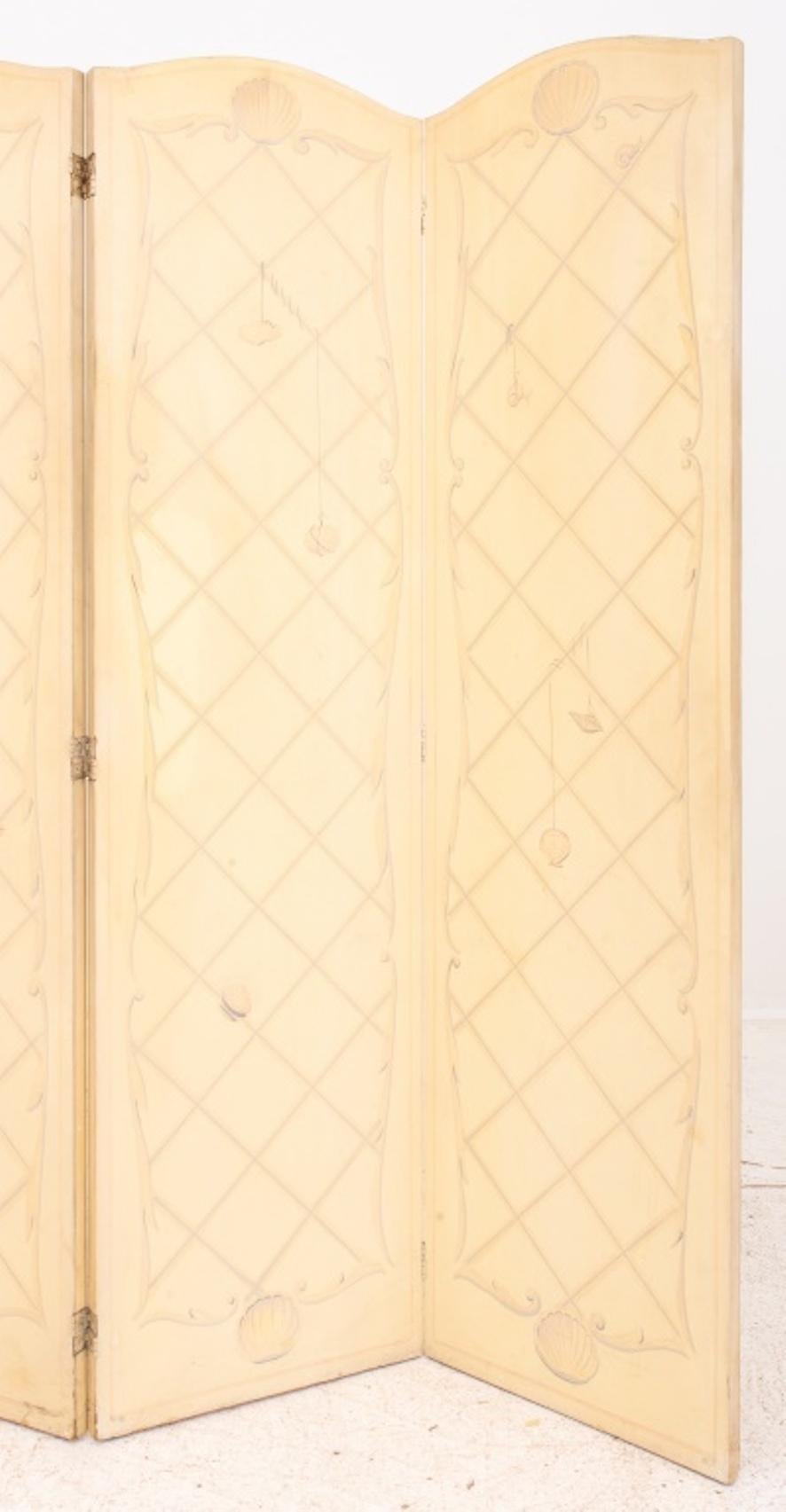 Louis XVI Manier trompe l'oeil faux architektonischen vier Panel-Bildschirm, die jeweils im Stil von Holzverkleidungen oder Boiserien gemalt. Bemerkenswerte Flecken auf einigen Platten, aber in gutem strukturellen Vintage-Zustand. Alters- und