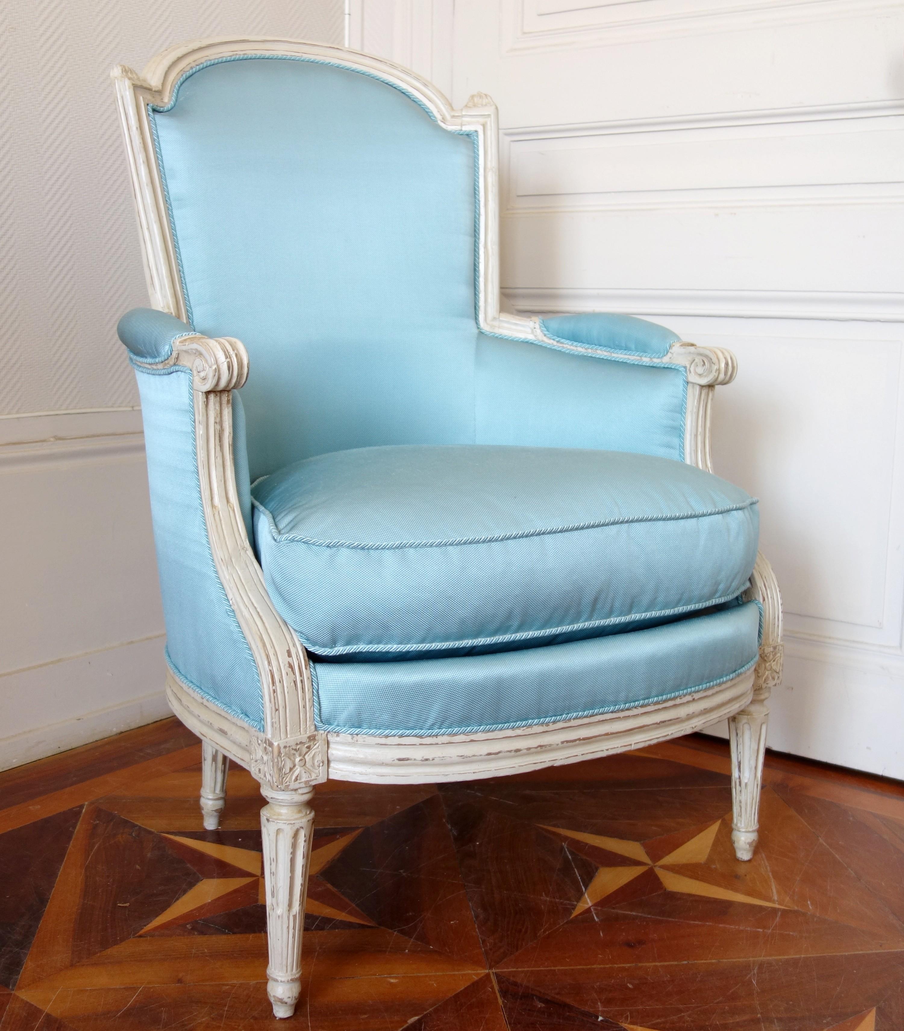 Charming lacquered bergère armchair, fine late 18th century production, circa 1780.
Classical Louis XVI model, finely carved ribs and roses patterns, fluted channeled legs, beautiful proportions. It is not stamped and cannot be attributed with