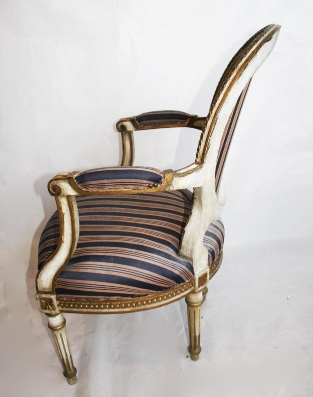 Louis XVI armchair beats 18th or early 19th century

Luois XVI chair with original structure, to change the upholstered fabric to your taste as it is worn

Only outer fabric, The Interior structure is in very good condition.
It conserves the