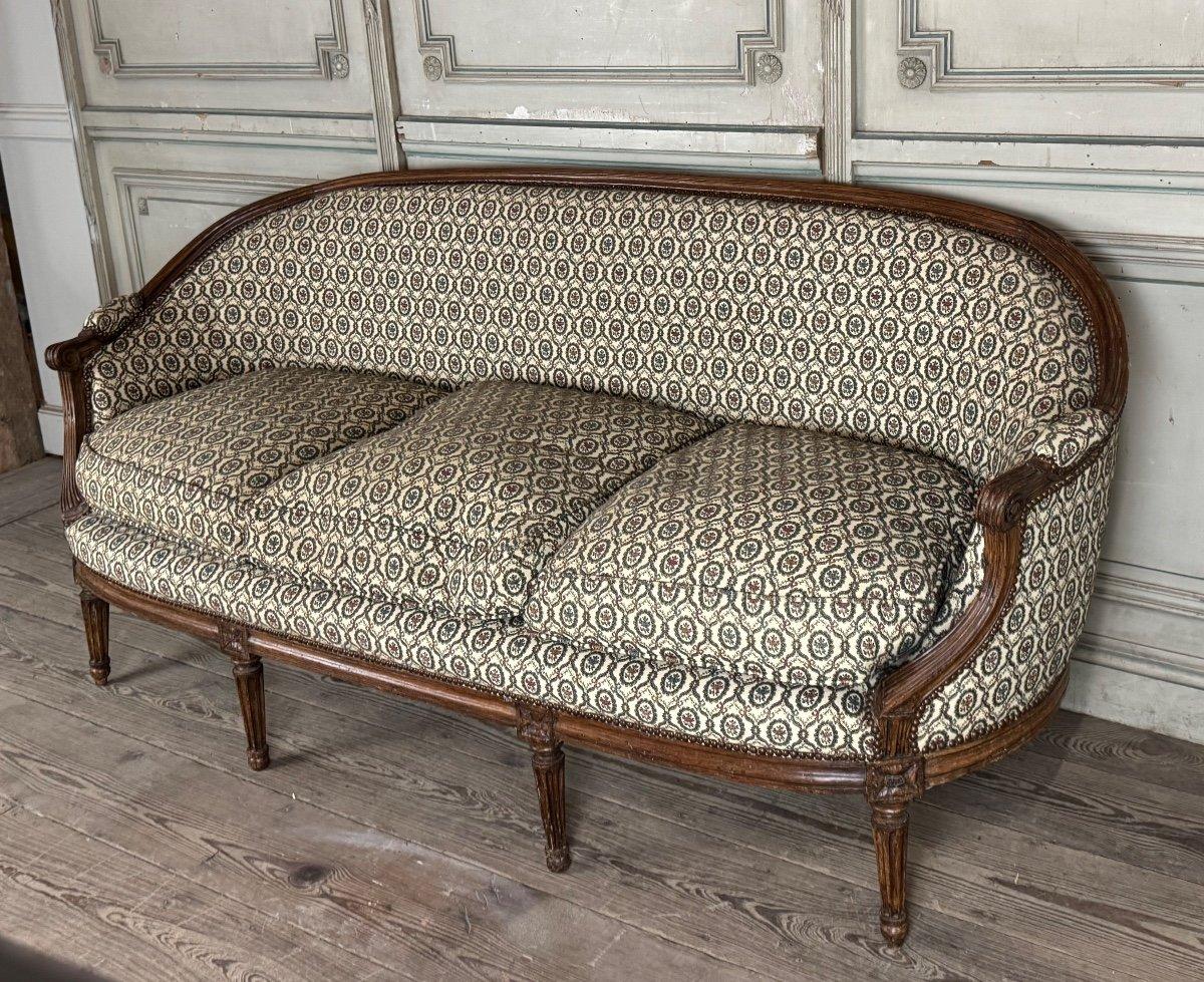 Banco cesta Luis XVI de haya tallada sobre 7 patas, s. XVIII . 

Altura del asiento: 52 cm