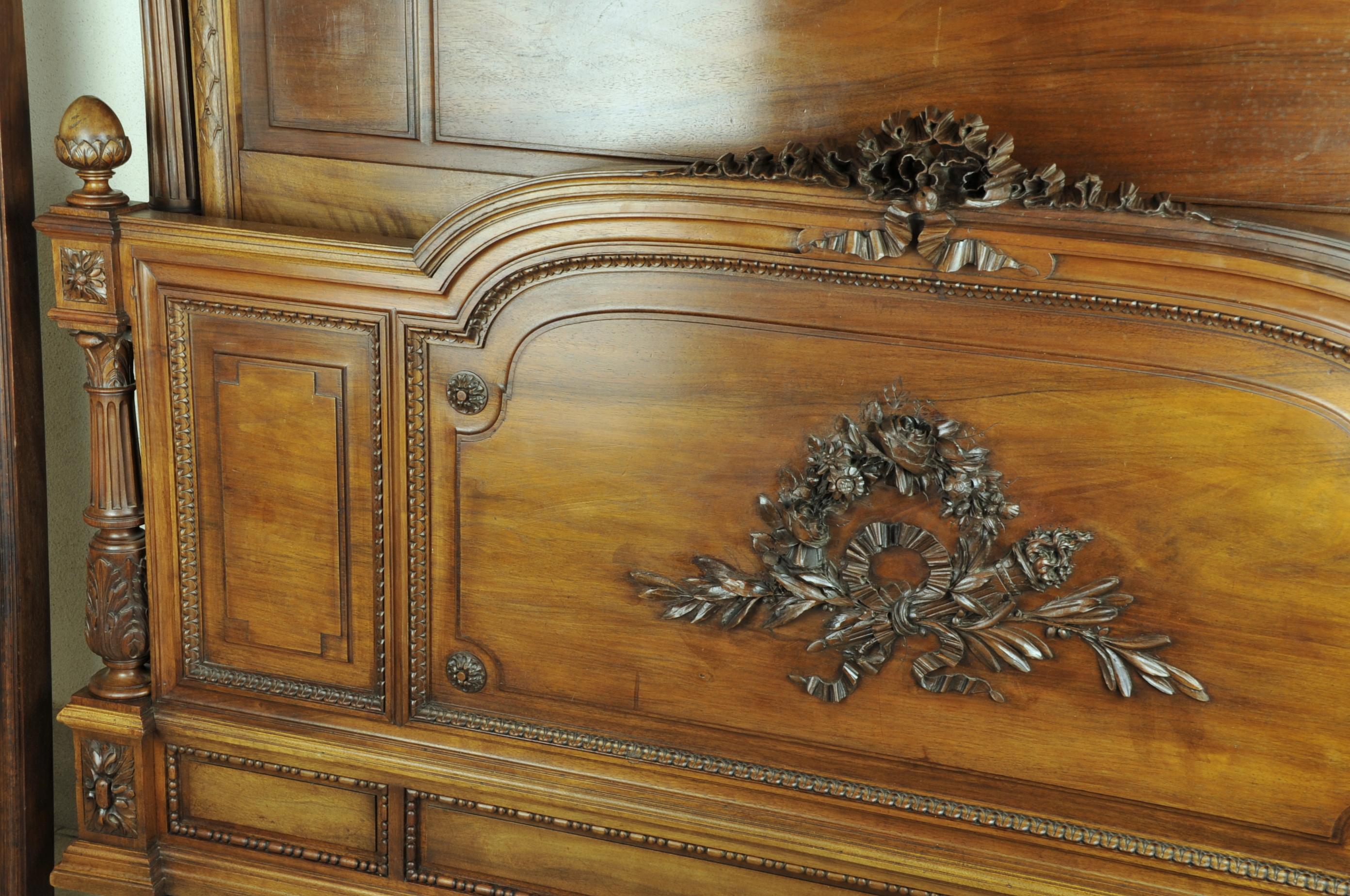 Louis XVI Bedroom Furniture in Carved Walnut In Good Condition In BARSAC, FR