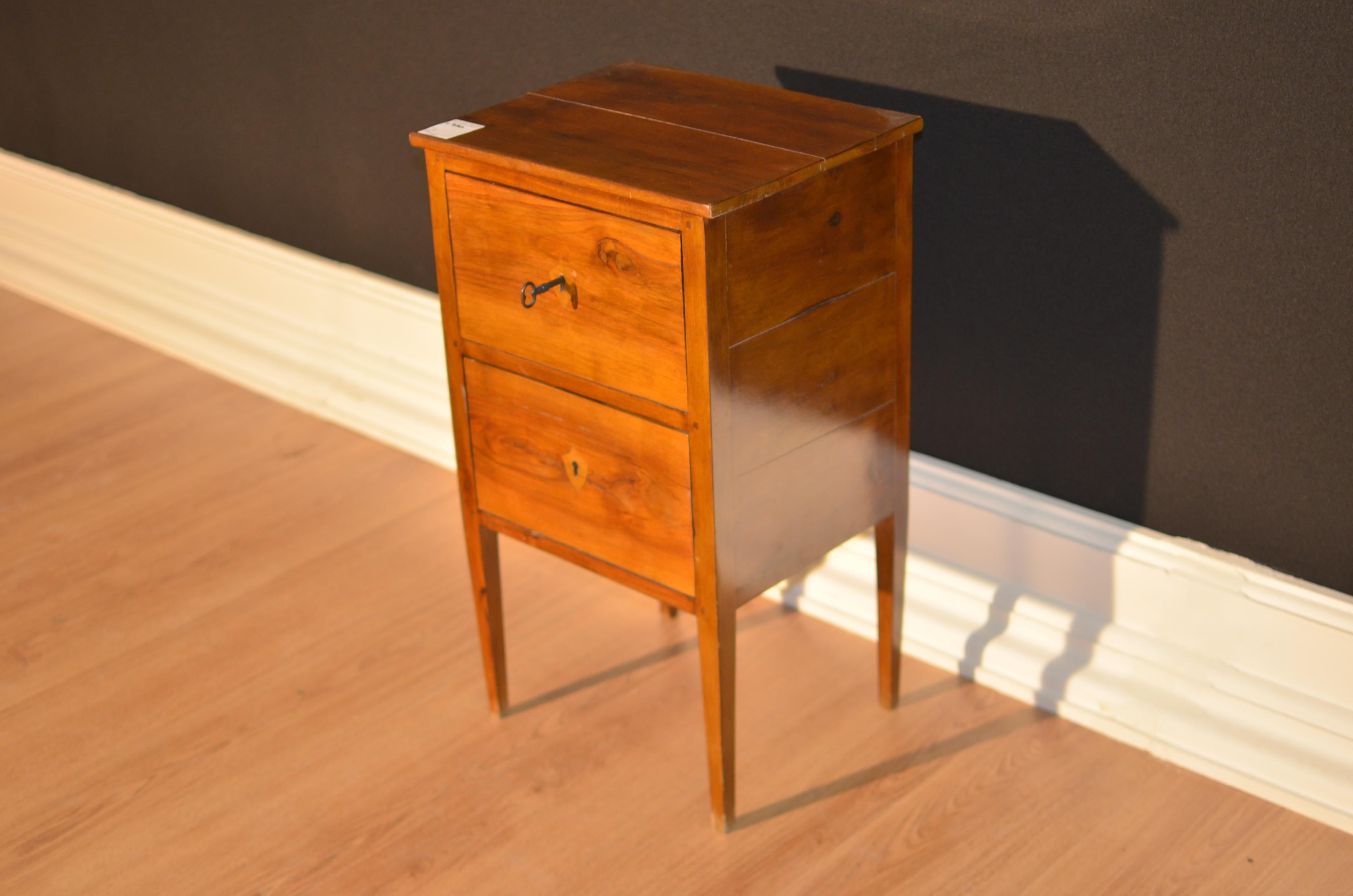 Louis XVI Bedside Table in Italian Walnut from 1810 Restored In Excellent Condition For Sale In Bari, IT