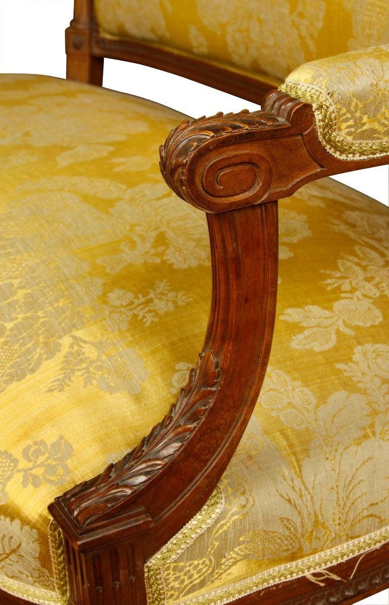 Louis XVI.-Sessel aus Buchenholz und Damast-Seiden (Europäisch) im Angebot
