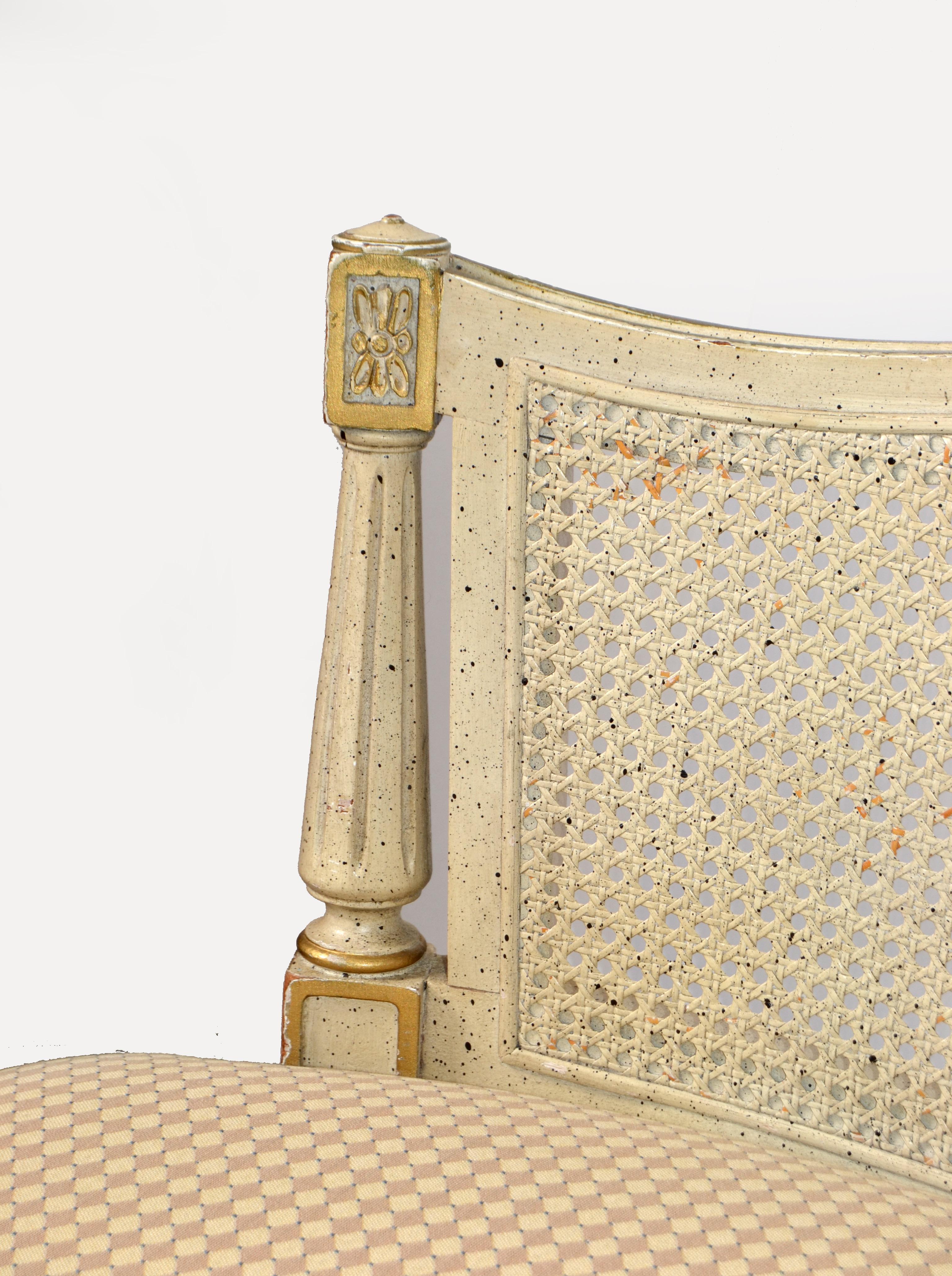 20ième siècle Banc Louis XVI en bois de feuillus doré sculpté et tissé à la main avec cannage en laiton et tissu brun taupe en vente