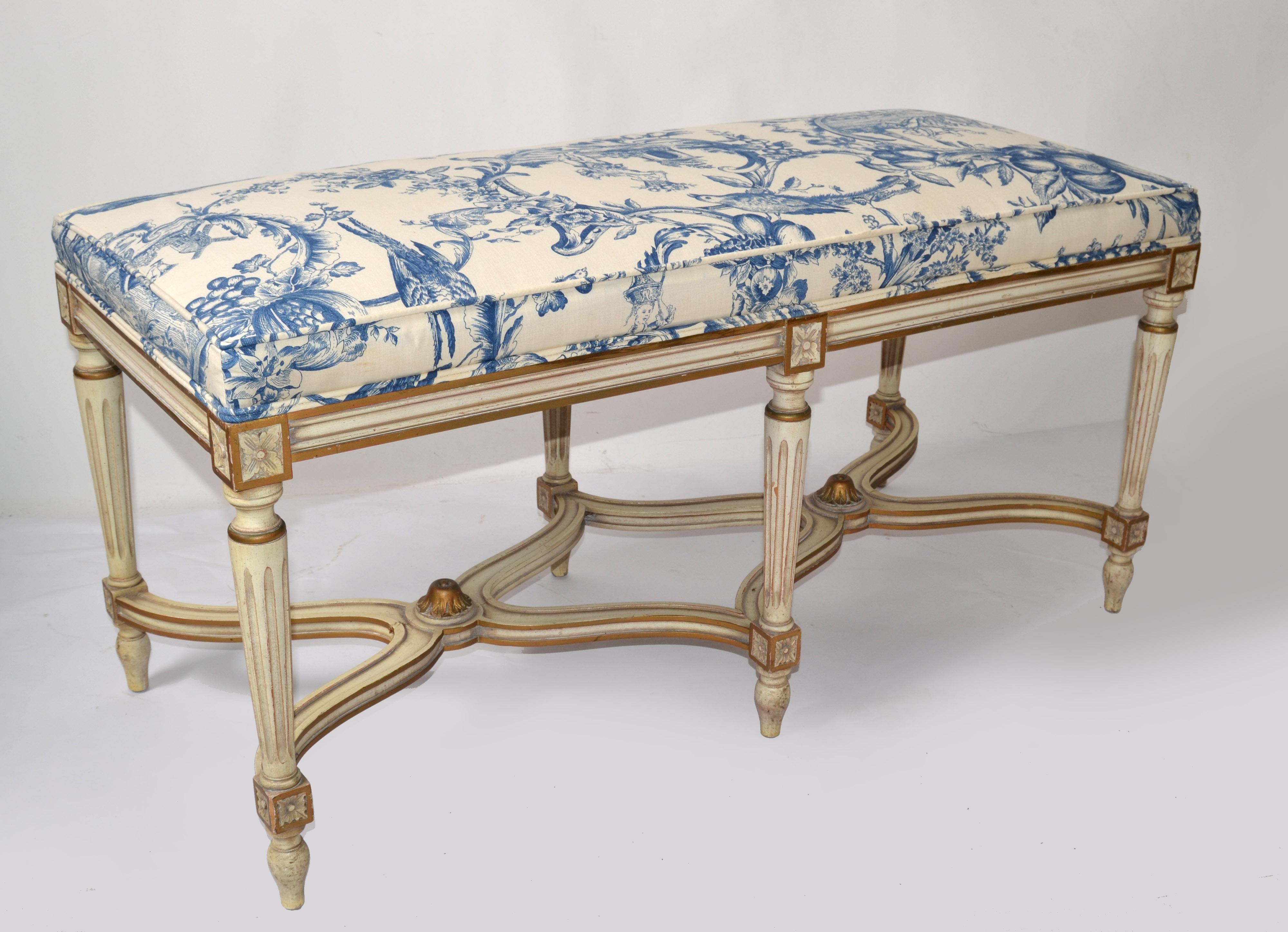 Exquisite Louis XVI-Bank Karges Furniture Co. Handgeschnitzter Hartholz-Stoff mit blauem Motiv, hergestellt in Indiana, USA. 
Die Schürze, die Bänder und die Beine dieser anmutigen Bank im französischen Stil sind alle handgeschnitzt. Er ist