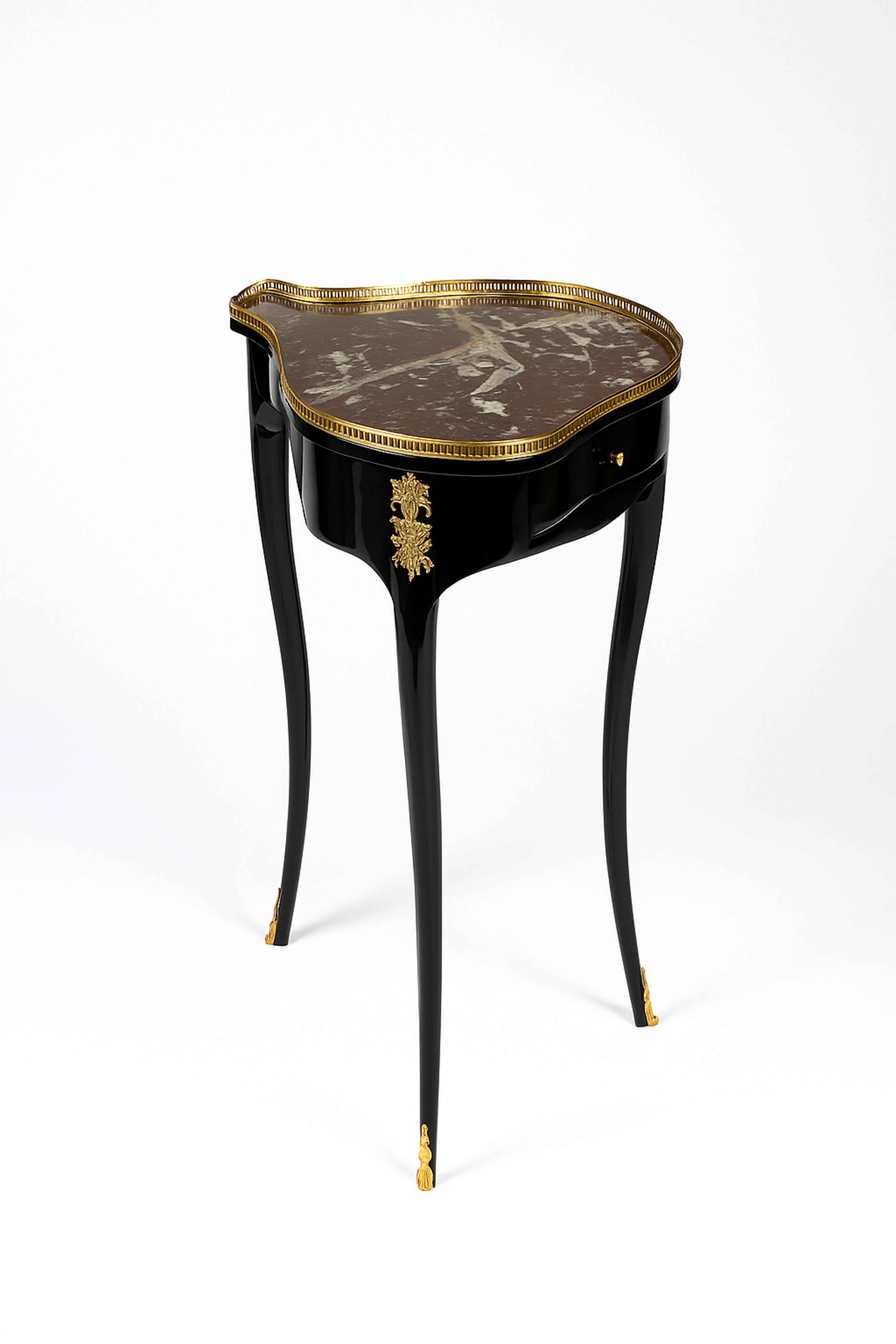 Table guéridon française de style Louis XVI restaurée en vernis noir, fabriquée à la main au XIXe siècle, dans le célèbre quartier du Faubourg Saint-Antoine à Paris - historiquement la demeure des maîtres ébénistes - cette pièce reflète l'esthétique
