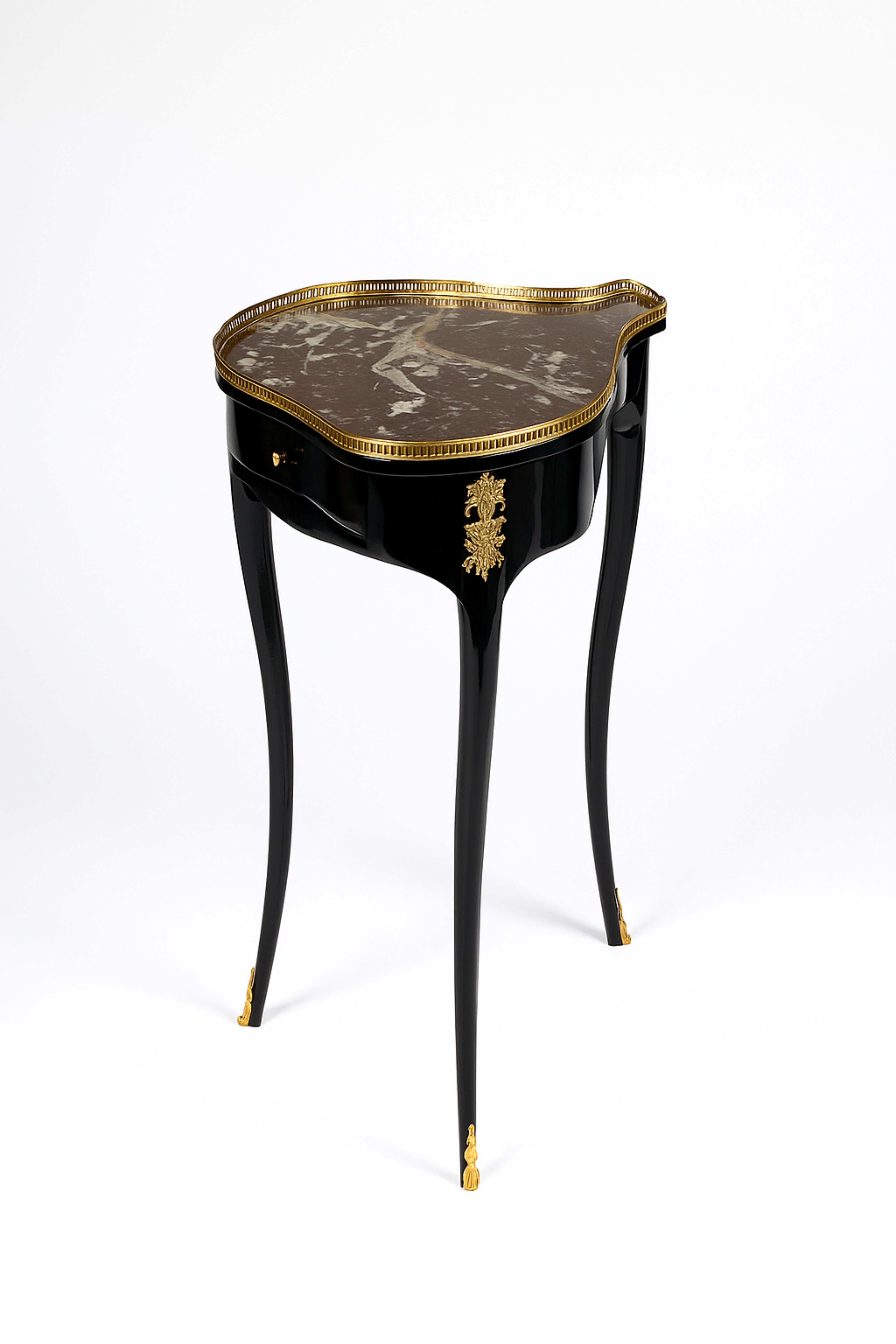 Français Table Guéridon Louis XVI en laque noire et marbre de noyer, fin du XIXe siècle en vente