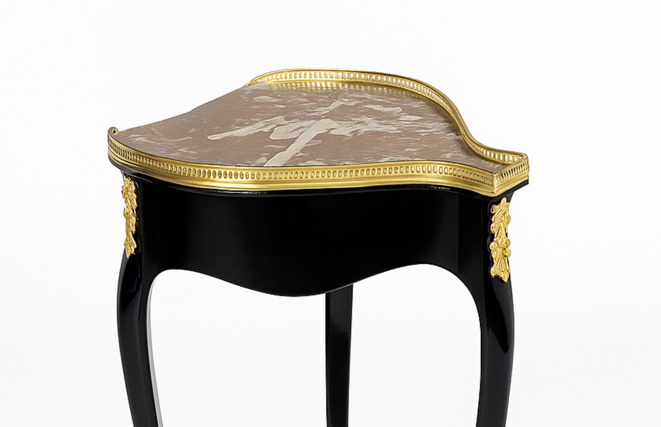 Table Guéridon Louis XVI en laque noire et marbre de noyer, fin du XIXe siècle en vente 1
